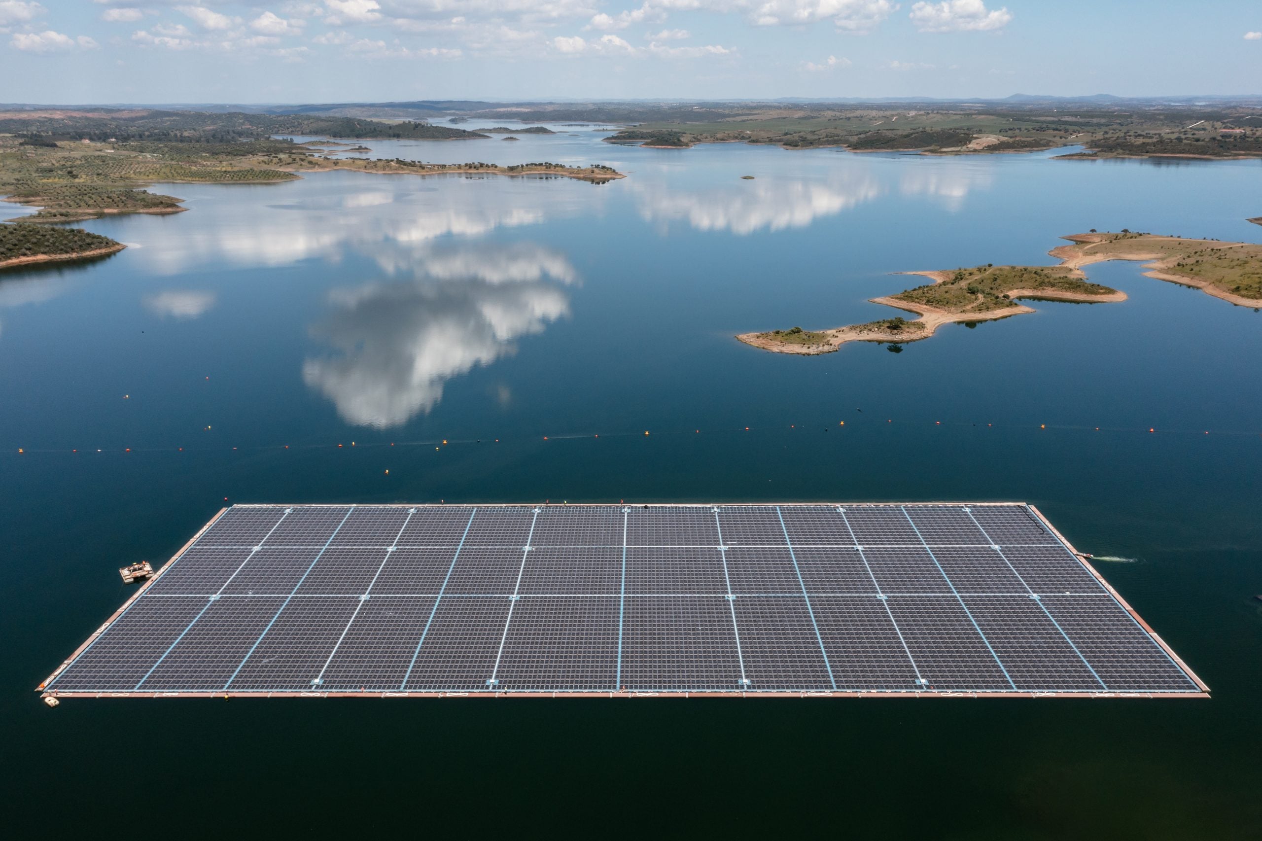 La granja de paneles solares flotantes más grandes de Europa construida en Portugal