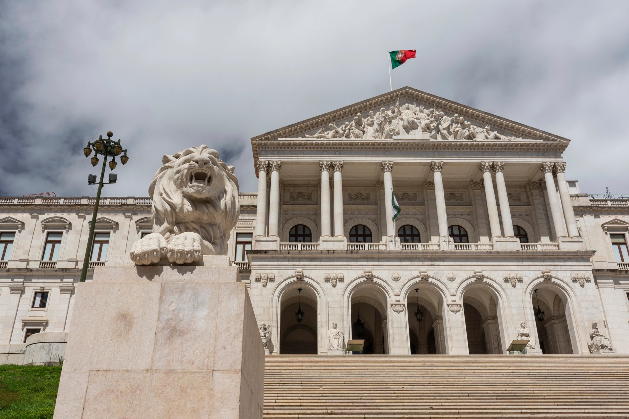 Le Portugal adopte une nouvelle loi sur la nationalité qui resserre le chemin vers la citoyenneté ; L’examen final appartient au président
