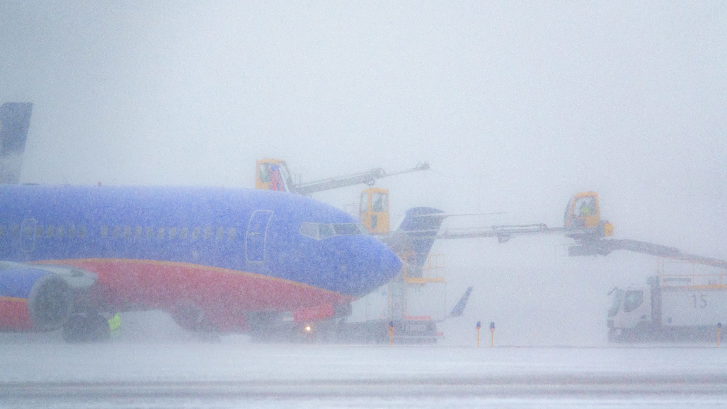 La tormenta de nieve severa interrumpe los vuelos en el aeropuerto de la ciudad de Toronto