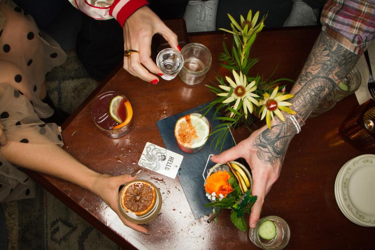 Beber, dormir y ser feliz: los mejores hoteles boutique de Chicago con bares