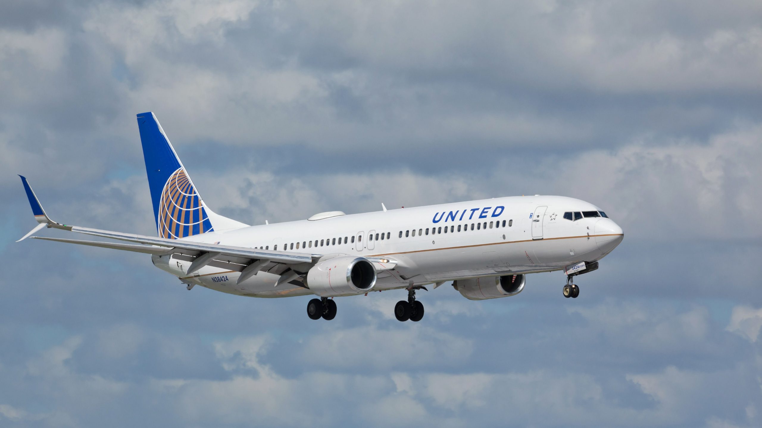 United Airlines Boeing 737-800 «Problème du moteur» provoque des tirs d'herbe à Boston
