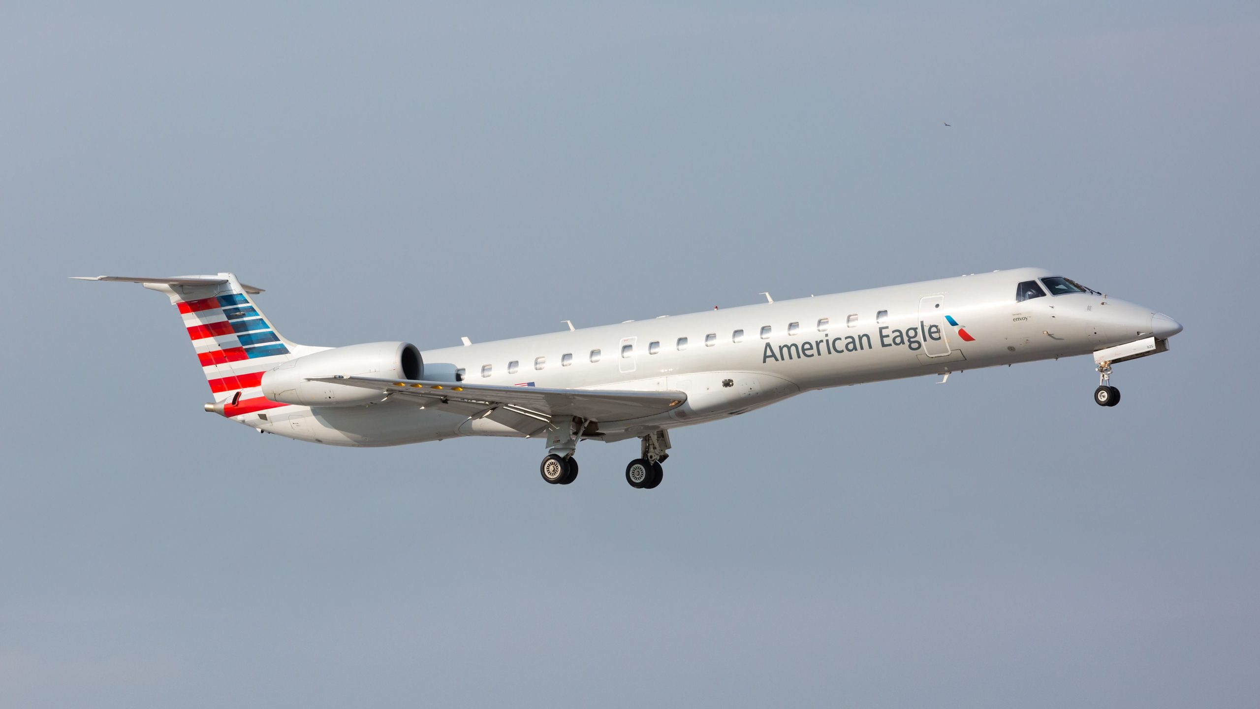 American Eagle Embraer ERJ-145 se desliza fuera de la pista en Rochester