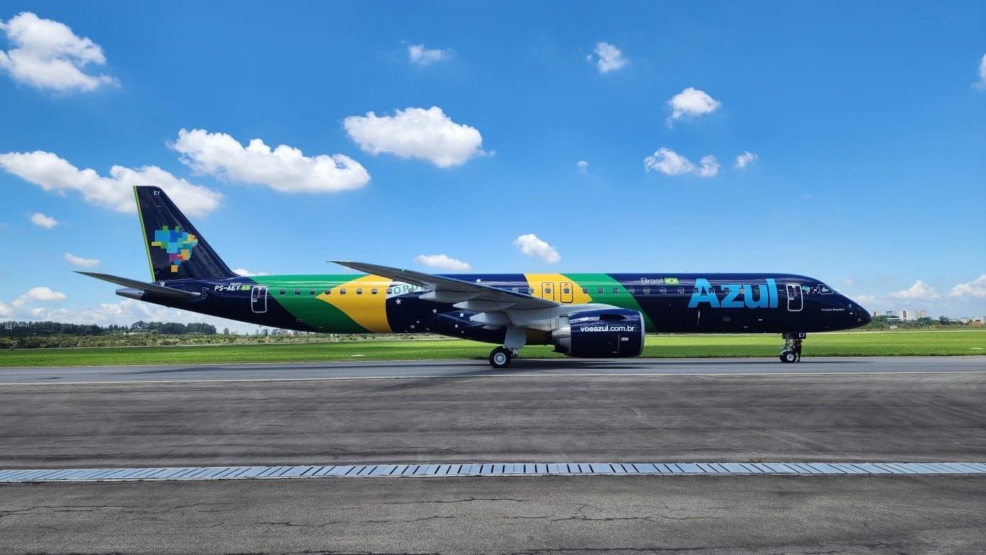 Azul recibe la entrega de New Embraer 195 E2 en el diseño de bandera brasileña audaz