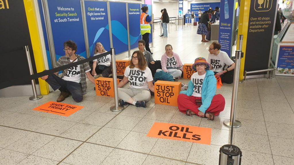 Protestes climatiques: les militants bloquent les départs à l'aéroport de Gatwick