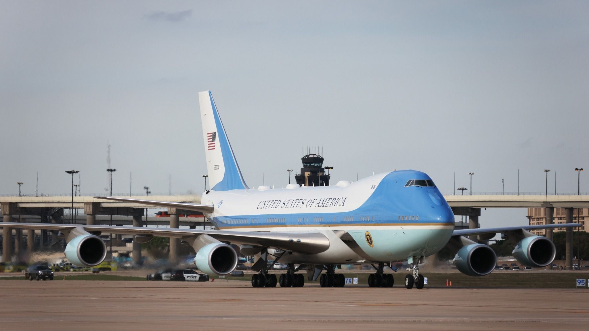 Air Force One revient à l'aéroport international de Dallas Fort Worth après une absence de 10 ans