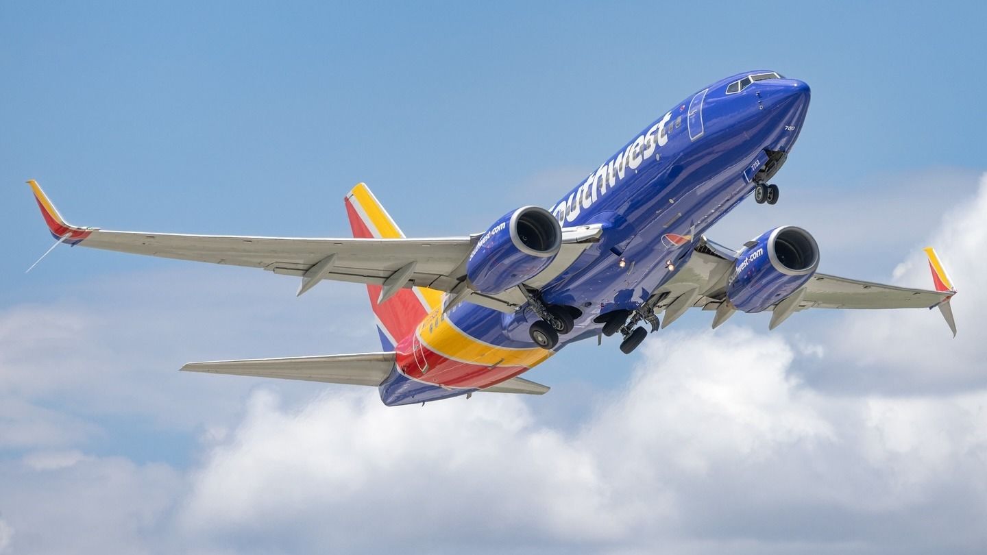 Southwest Airlines Boeing 737-700 choca con objetos extranjeros en Fort Myers