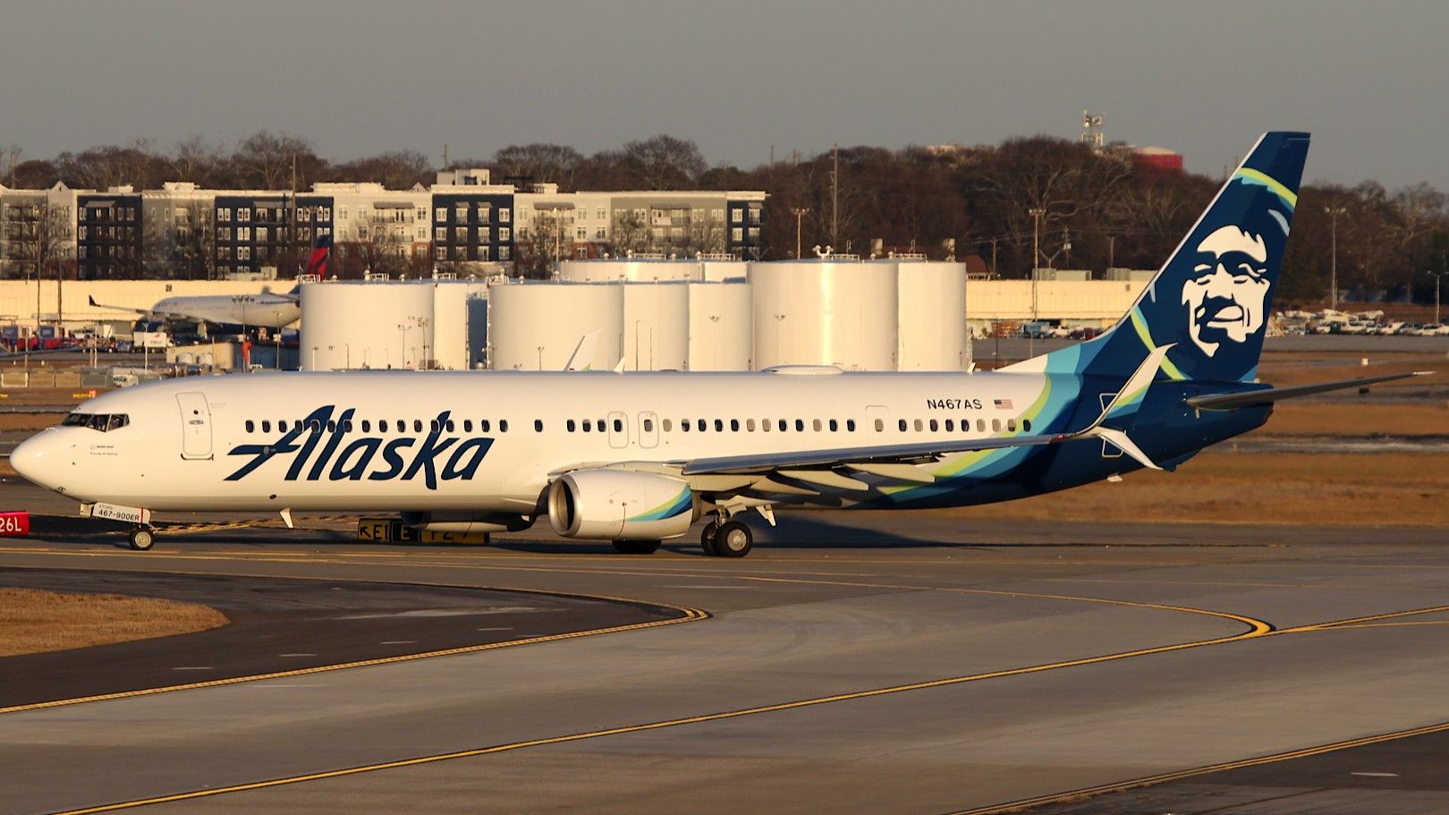 El pasajero de Alaska Airlines acusado de asalto por presunto apuñalamiento en vuelo