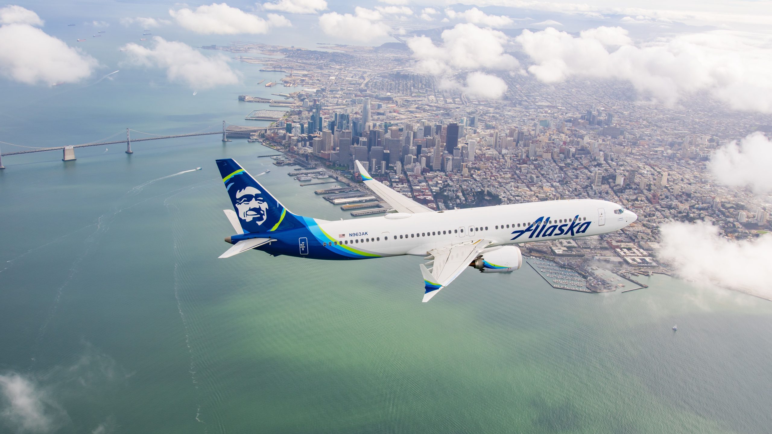 Las azafatas de Alaska Airlines citan los salarios y la fusión del ejecutivo como razones para recibir más