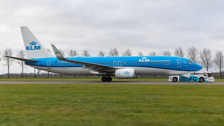 KLM utilise un Taxibot contrôlé de pilote «Taxibot» lors du premier vol de passagers à l'aéroport de Schiphol
