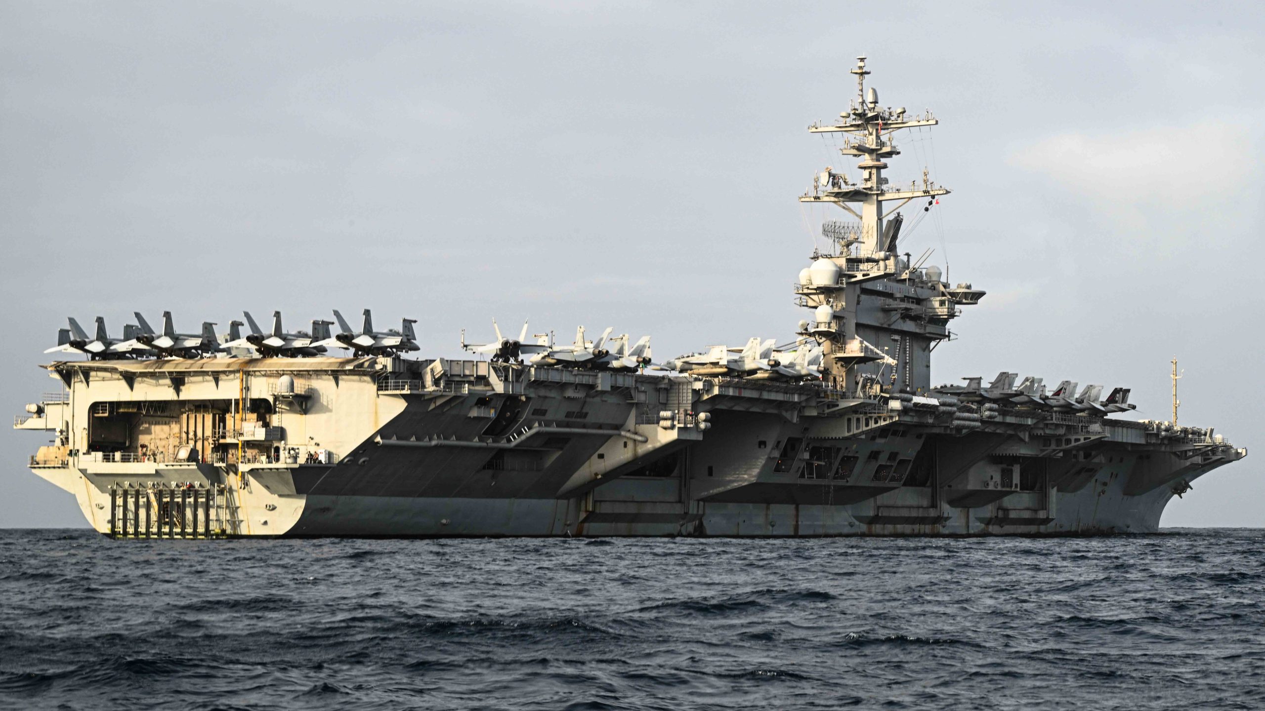 Secrétaire à la défense: 2 porte-avions américains resteront au Moyen-Orient