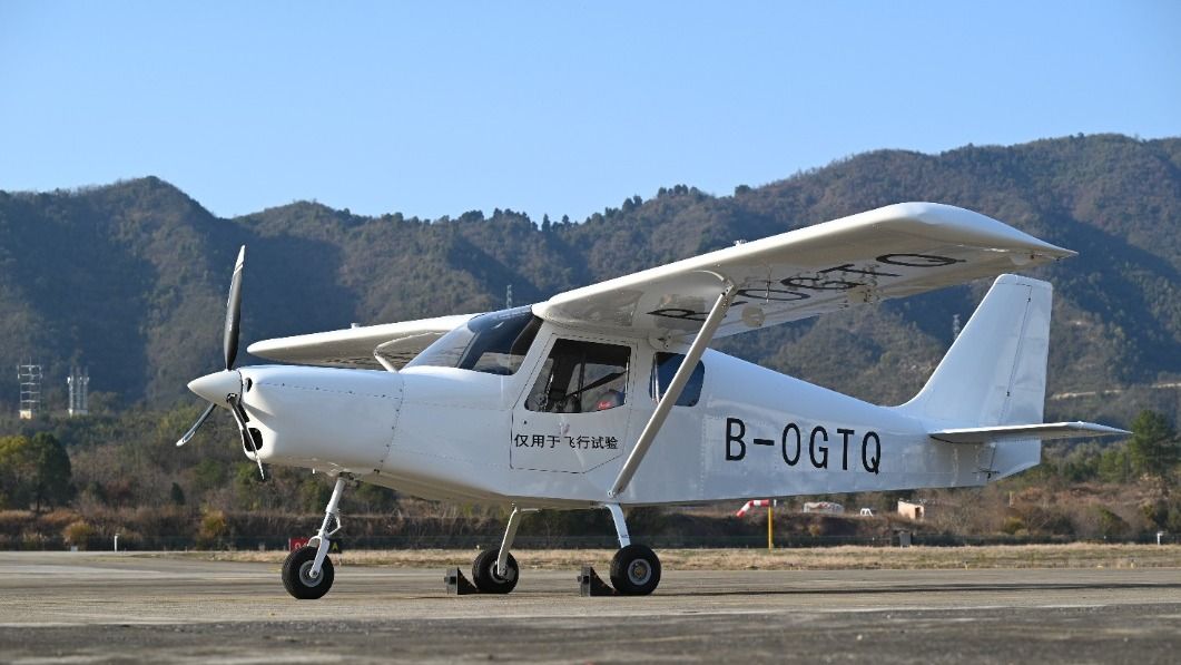 O avião elétrico AG60E da China fez seu primeiro voo