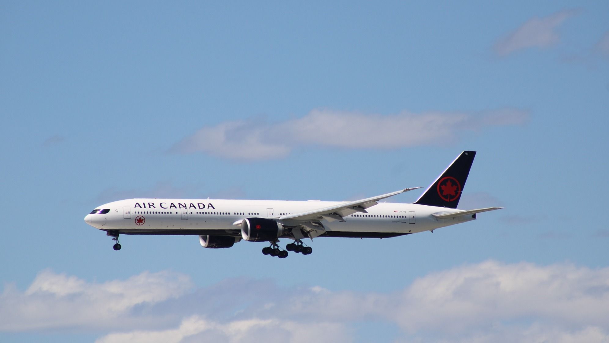 O voo da Air Canada atrasou 6 horas quando o passageiro abre e cai pela porta do Boeing 777