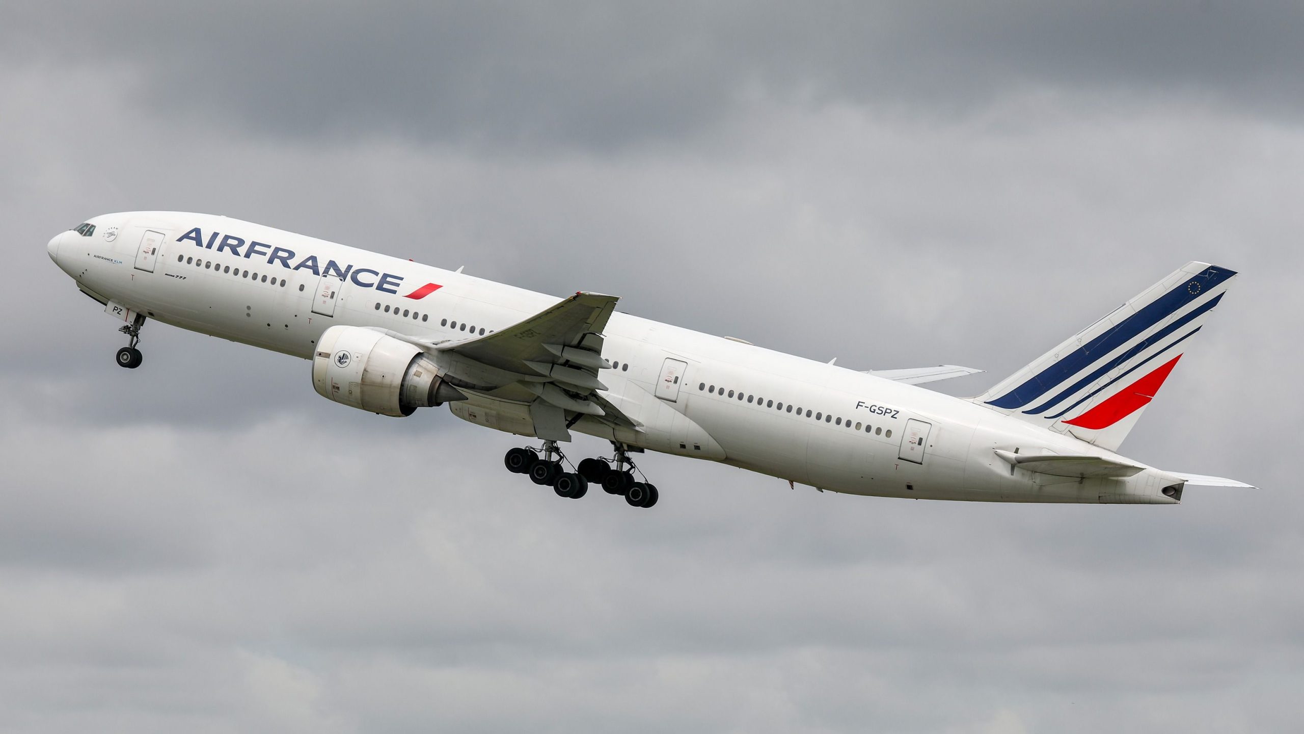 Air France Boeing 777 se détourne vers Montréal après que la cabine devient sombre