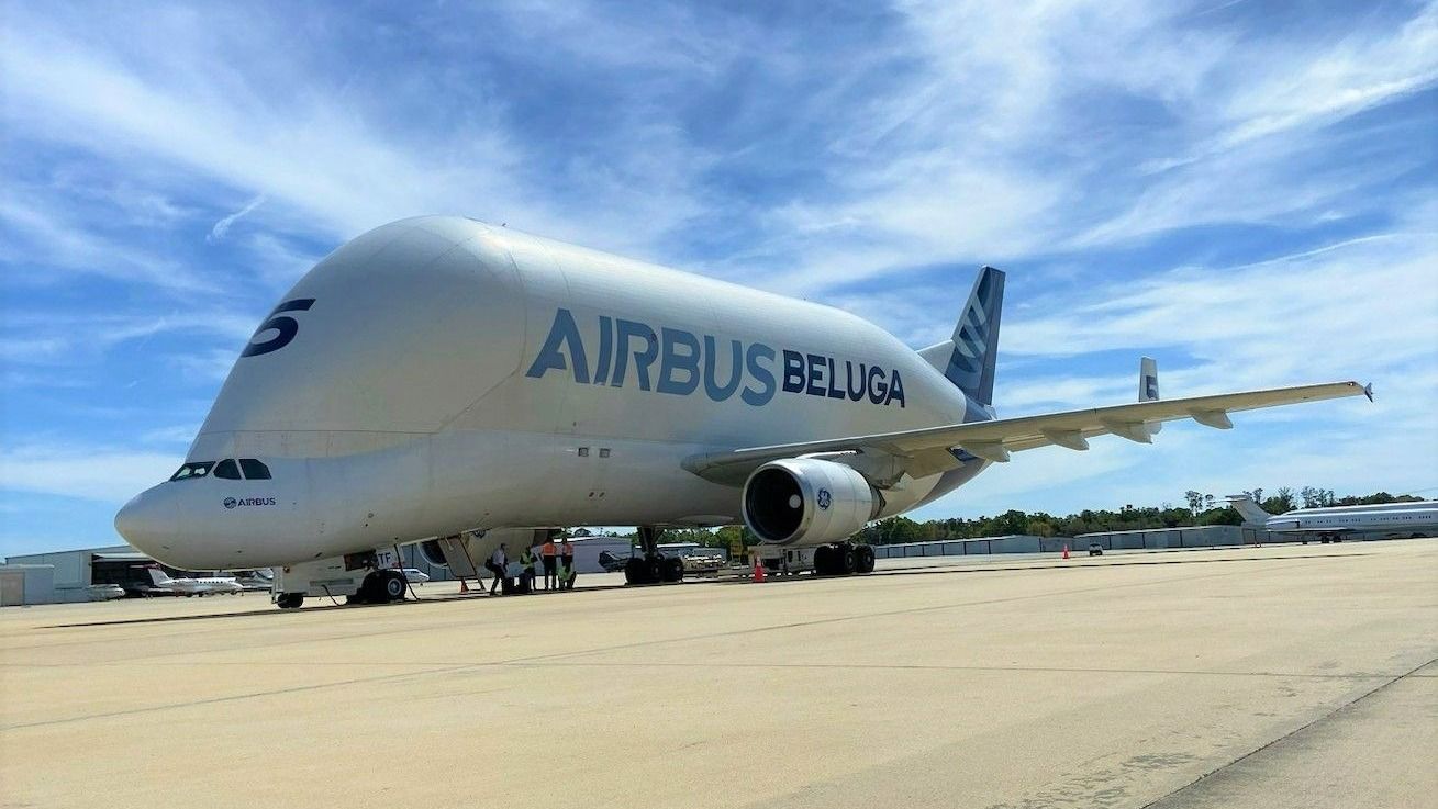 La enorme Beluga de Airbus tomó 3 paradas para volar un satélite a través del Océano Atlántico