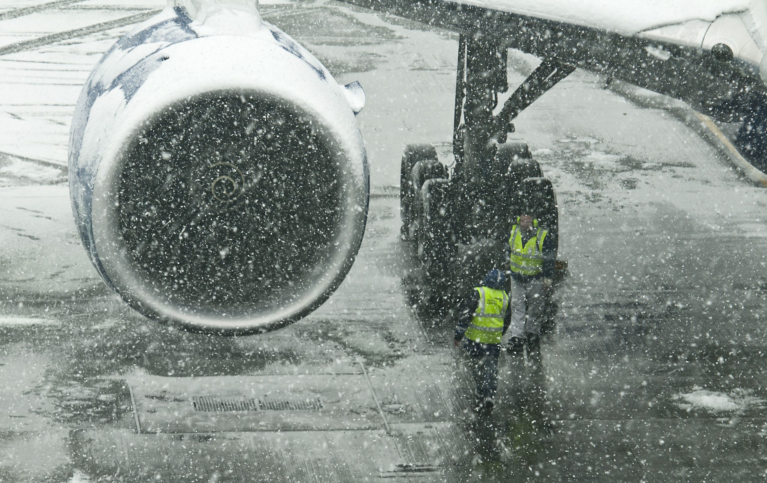 "Perfect Storm" provoca importanti interruzioni di viaggio prima delle vacanze di Natale poiché le raffiche di vento superano le 80 mph sterline nel Regno Unito