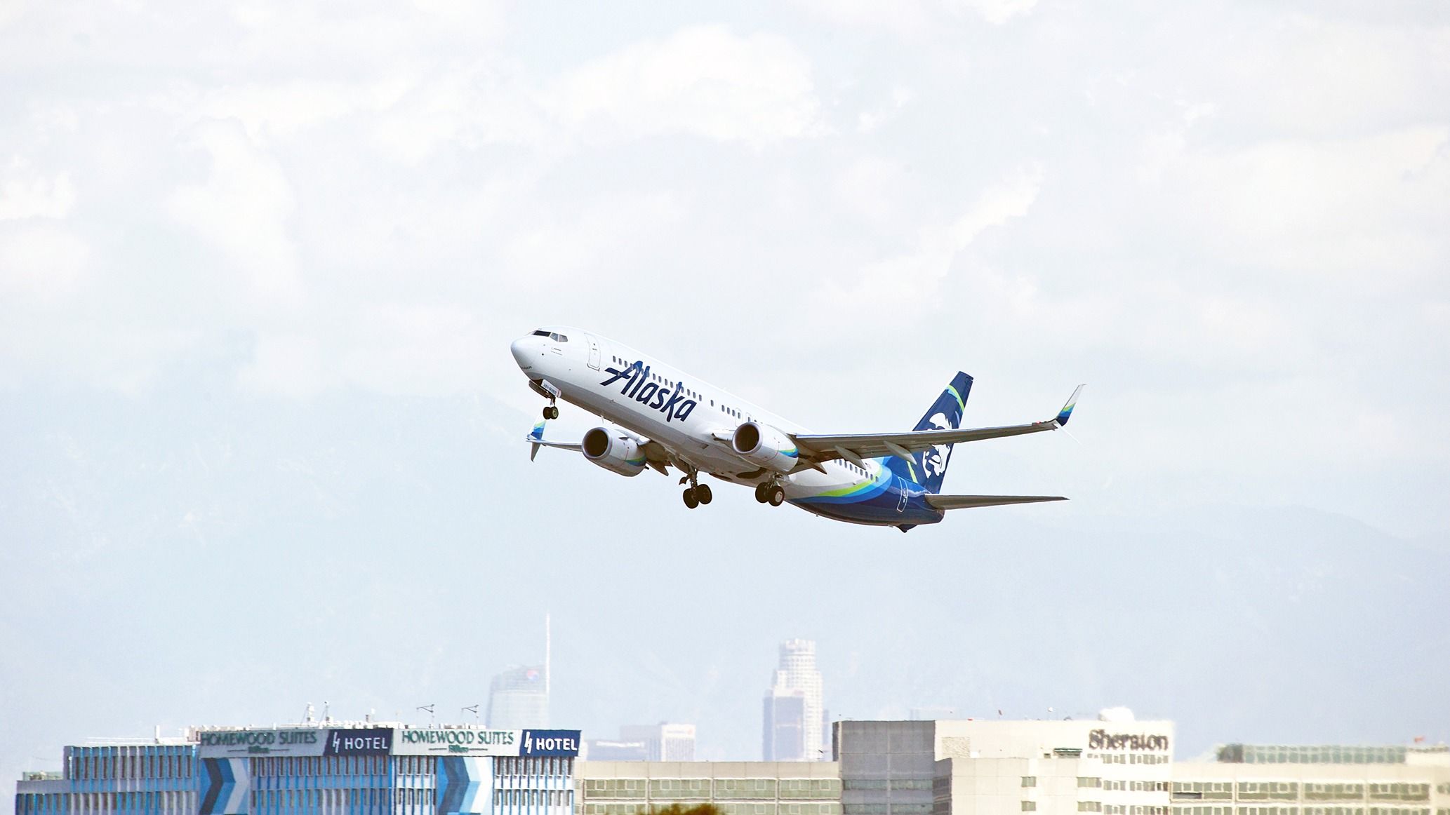 O Alaska Airlines Passager tenta abrir a Boeing 737 Cockpit Door 3 vezes