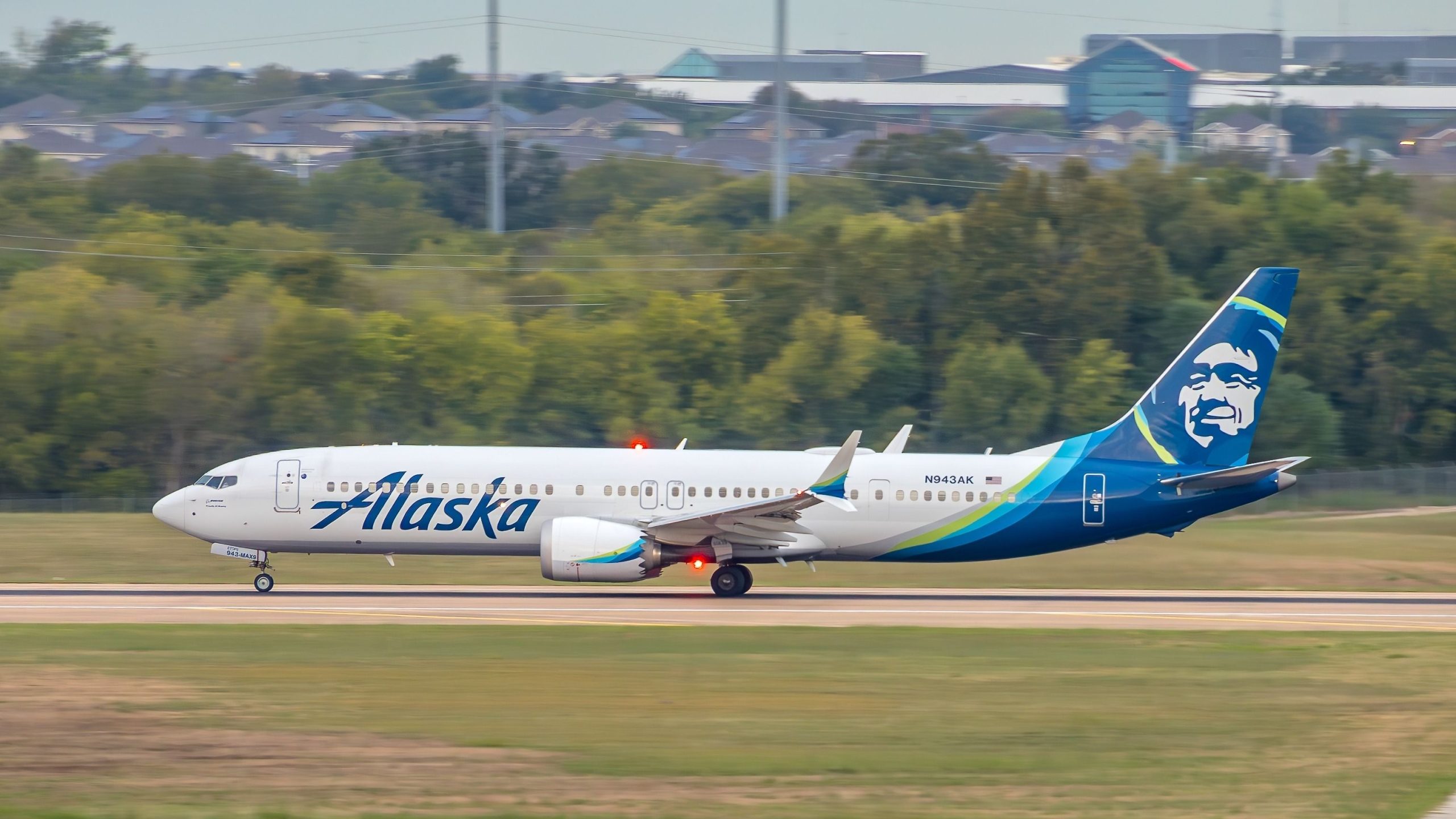 Alaska Airlines 737 Max aborta el despegue y sopla neumáticos para esquivar el jet del suroeste