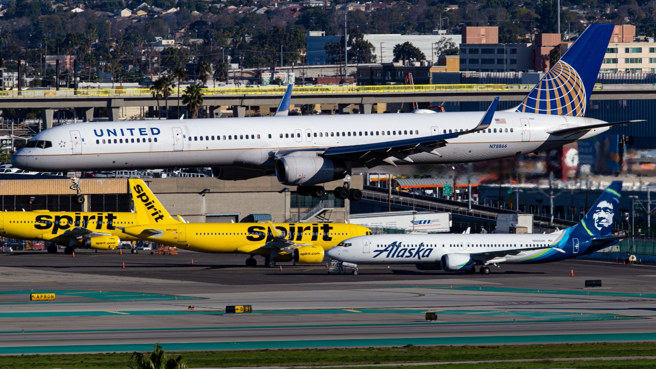 United Airlines Passenger atacó verbalmente en rant racista en LAX para presionar los cargos