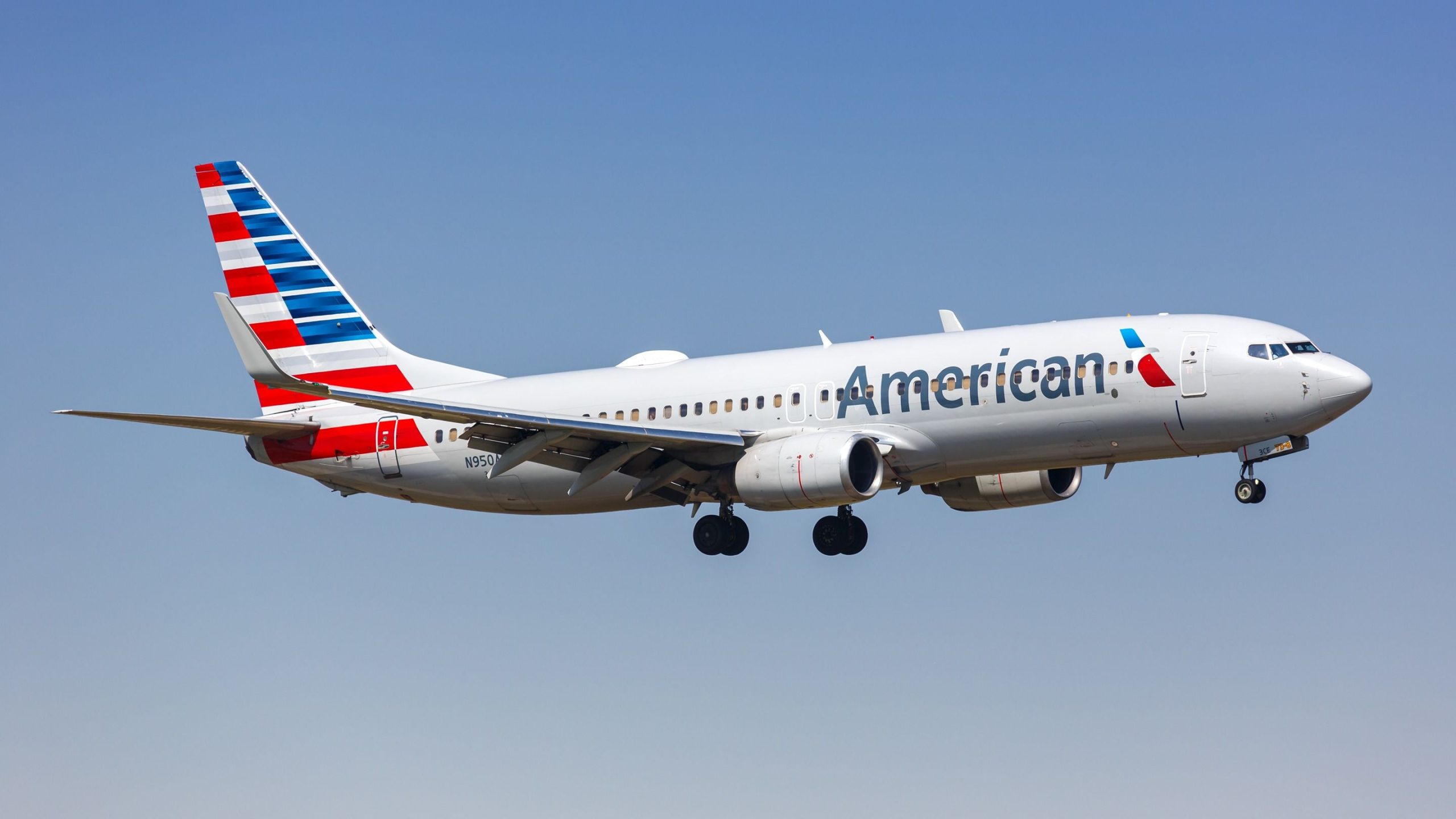 American Airlines Boeing 737-800 regresa a Raleigh-Durham después de una indicación de puerta de carga abierta