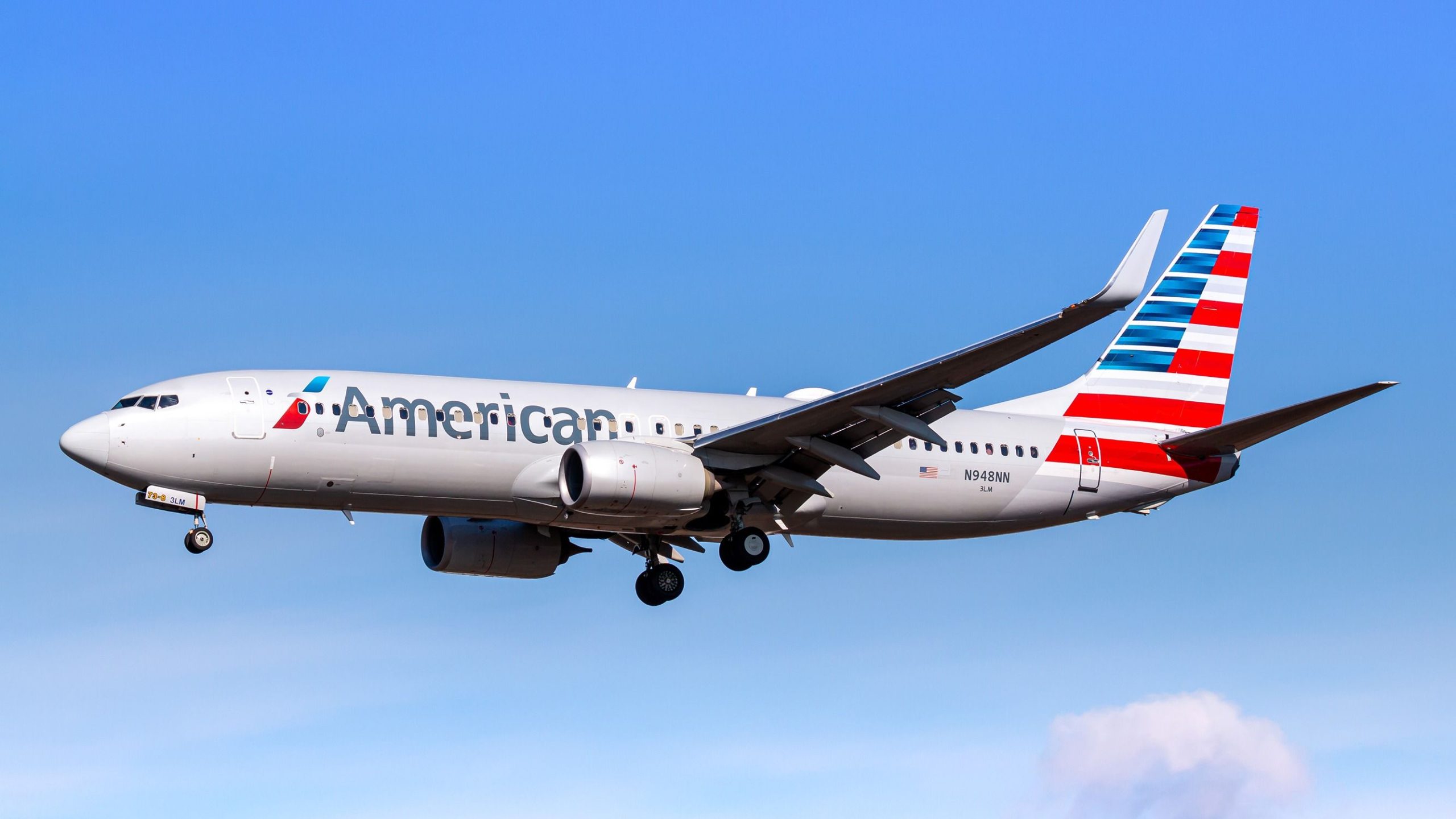American Airlines, 25 ans, Boeing 737-800 revient à Charlotte en raison de problèmes mécaniques