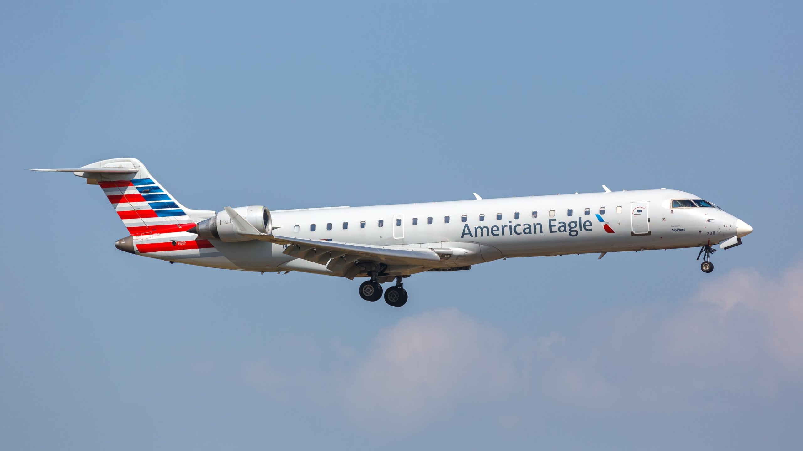 El pasajero demanda a American Airlines después de que la cafetera cae en su 'área genital'