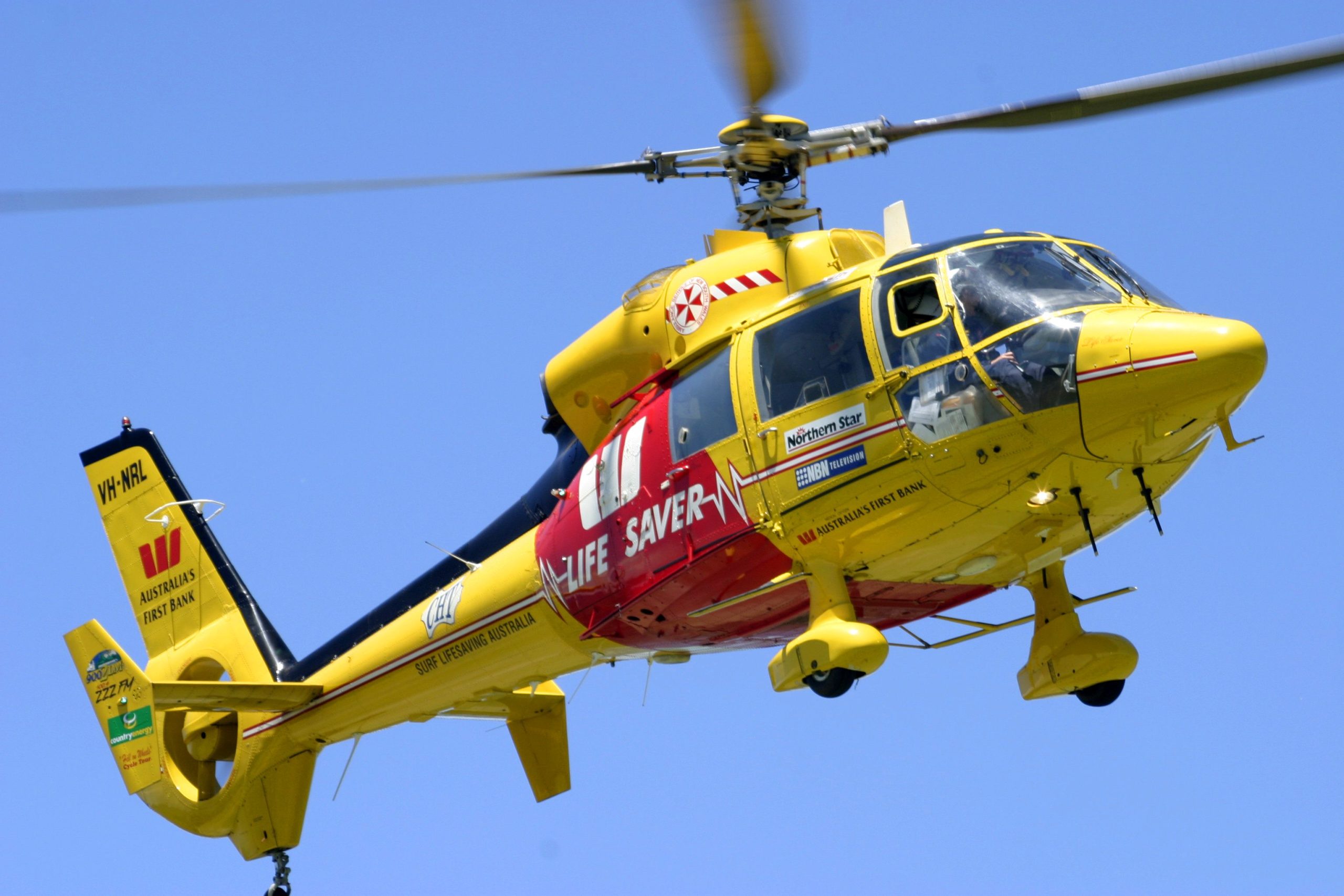 Les conditions de mer dangereuses près de Great Barrier Reef affirment que la vie de deux touristes britanniques, tandis que le troisième se battant pour la vie
