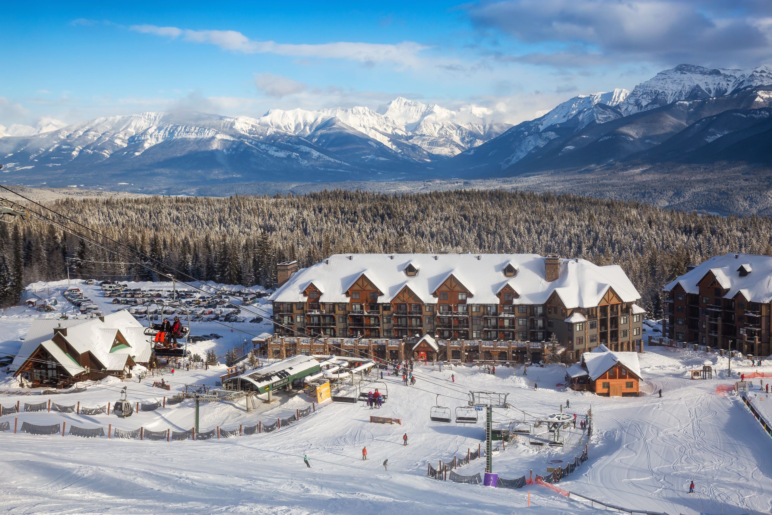 La station de ski de la Colombie-Britannique ferme la lifting de ski populaire après que la gondole remplie d'invités s'écrase au sol