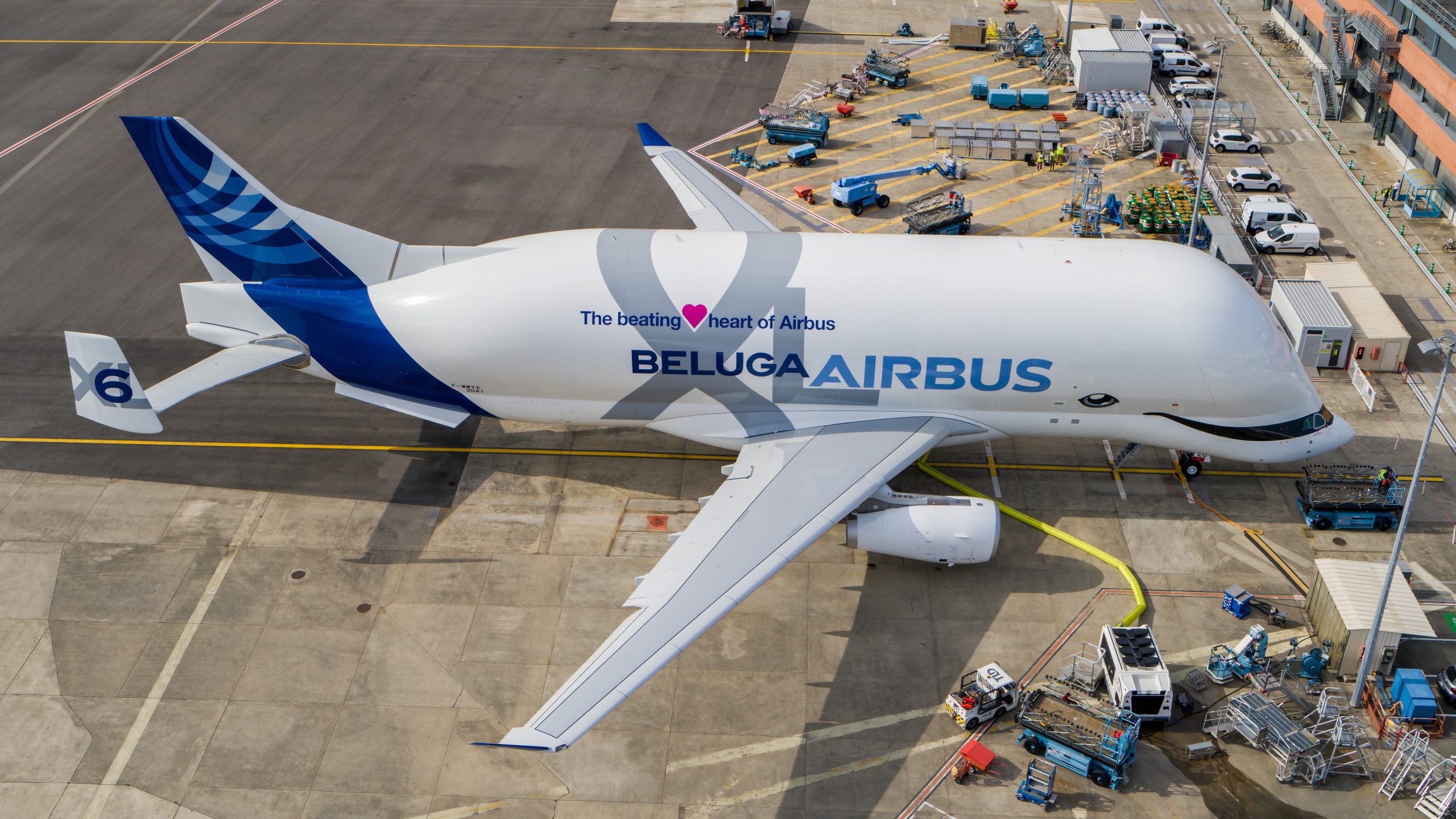 Airbus beluga faz parada rara no aeroporto de Londres Heathrow para entregar a British Airways A350 partes