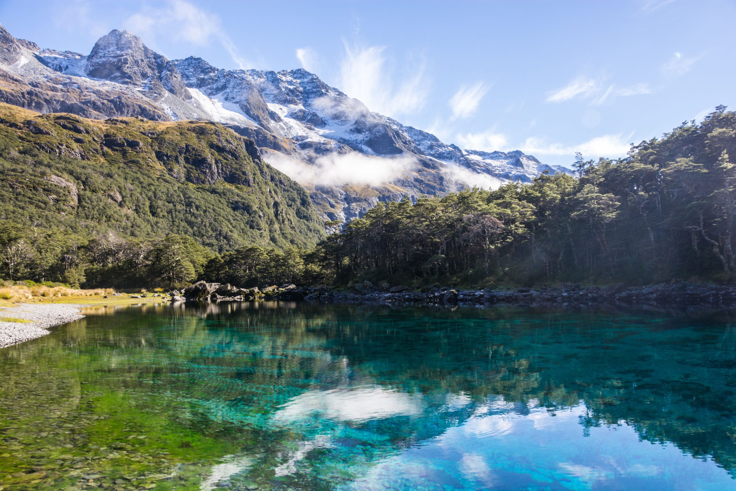 Lago Sagrado dos Maori no Parque Nacional da Nova Zelândia, ameaça de se tornar poluído: contaminação do visitante para culpar