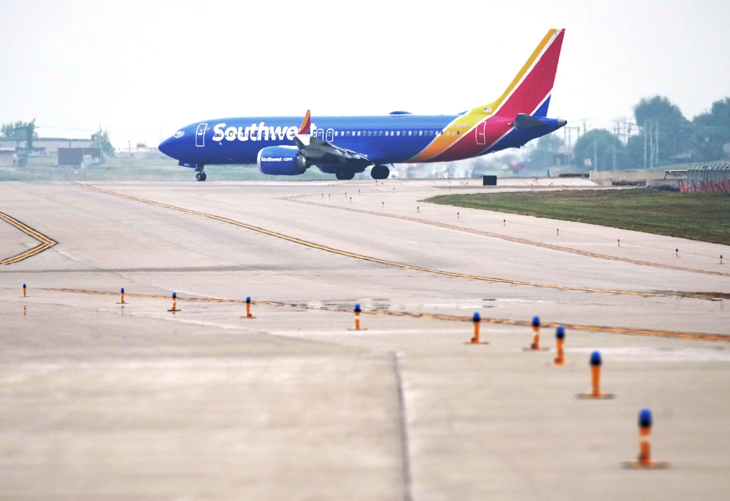 Petizione per rinominare l'aeroporto internazionale di Nashville dopo che Dolly Parton riceve quasi 6.000 firme