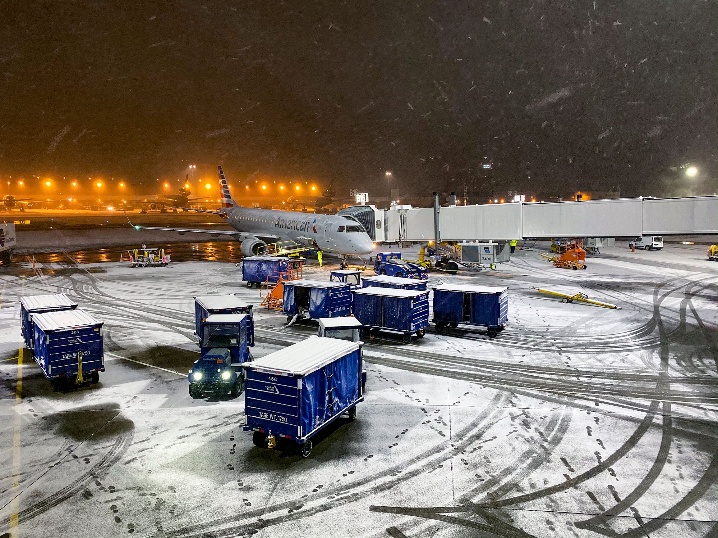 Las principales interrupciones de vuelo y los cortes de energía a través de nosotros, ya que la tormenta ártica causa un caos generalizado