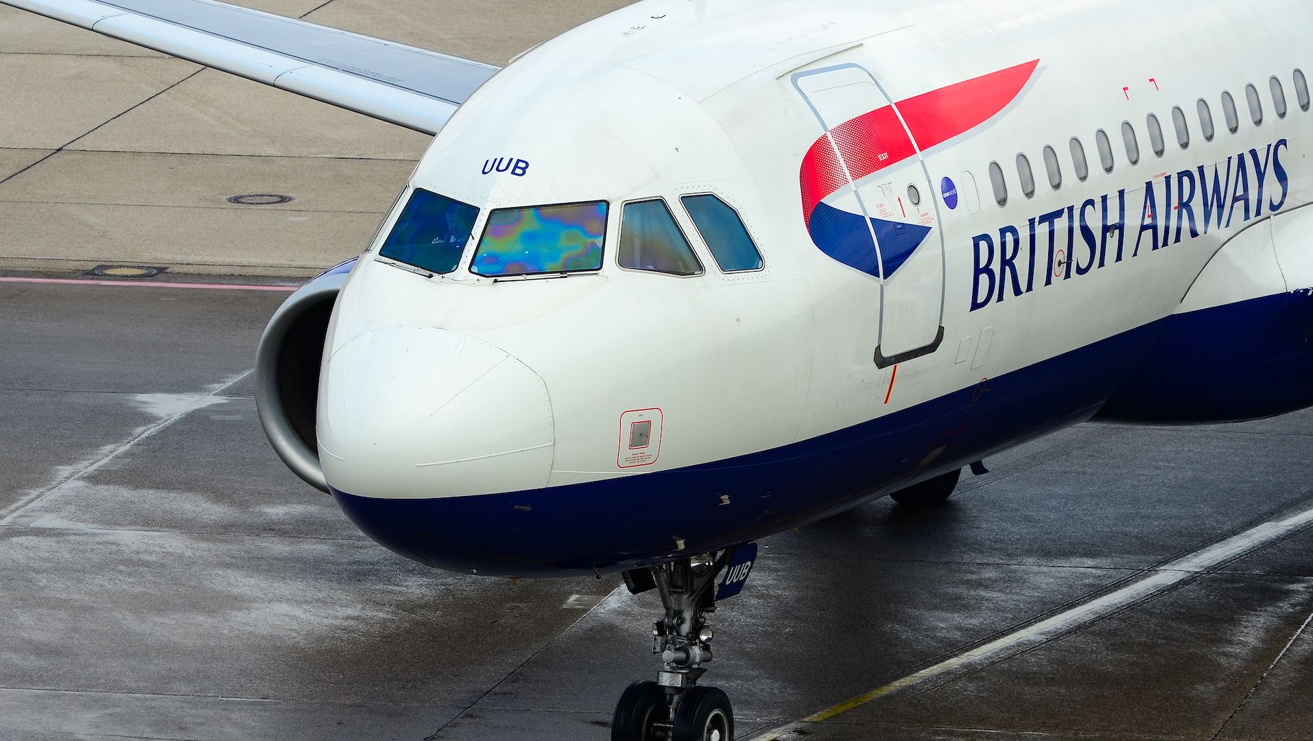British Airways Airbus A320 devia all'aeroporto di Londra Gatwick dopo essere stato colpito da un fulmine