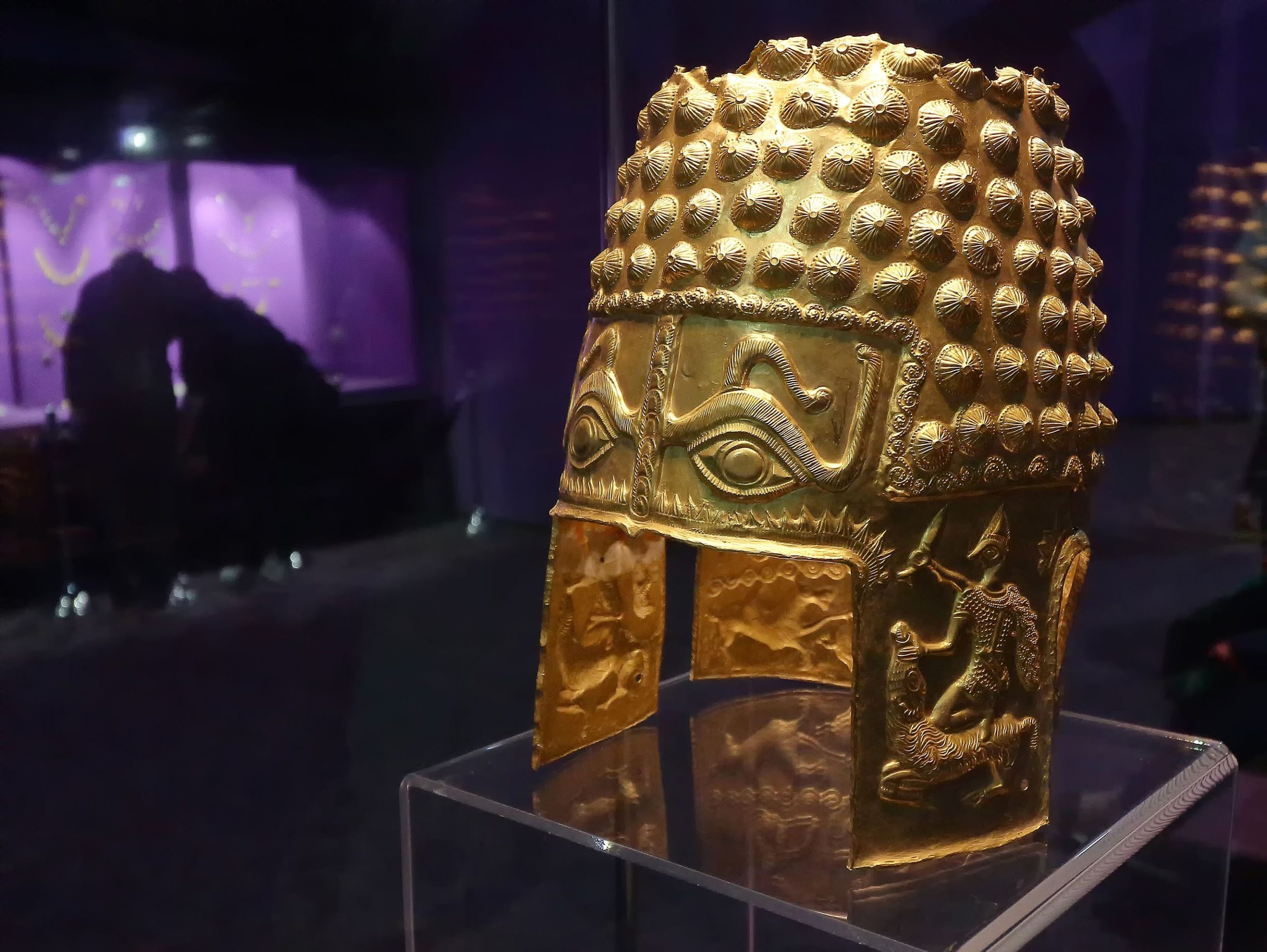 Casque d'or ancien découvert en Roumanie et d'autres artefacts d'or volés au musée néerlandais: les responsables choqués