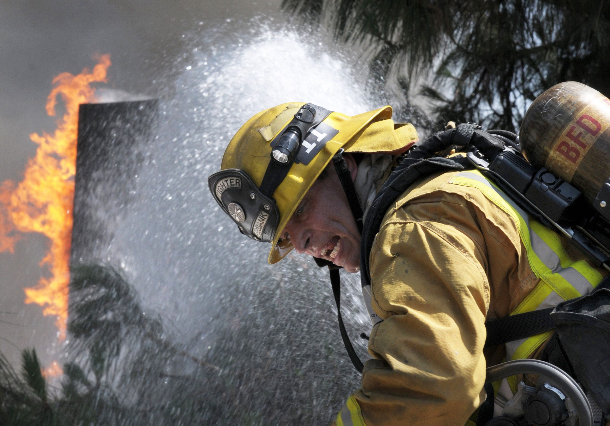 Pequenos acidentes de avião no sul da Califórnia, matando 2 pessoas e ferindo 19