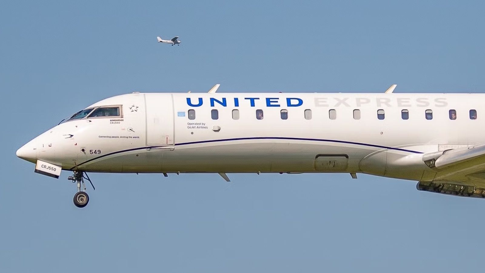 United Express CRJ550 Skids au large de la voie de circulation à Saint-Louis