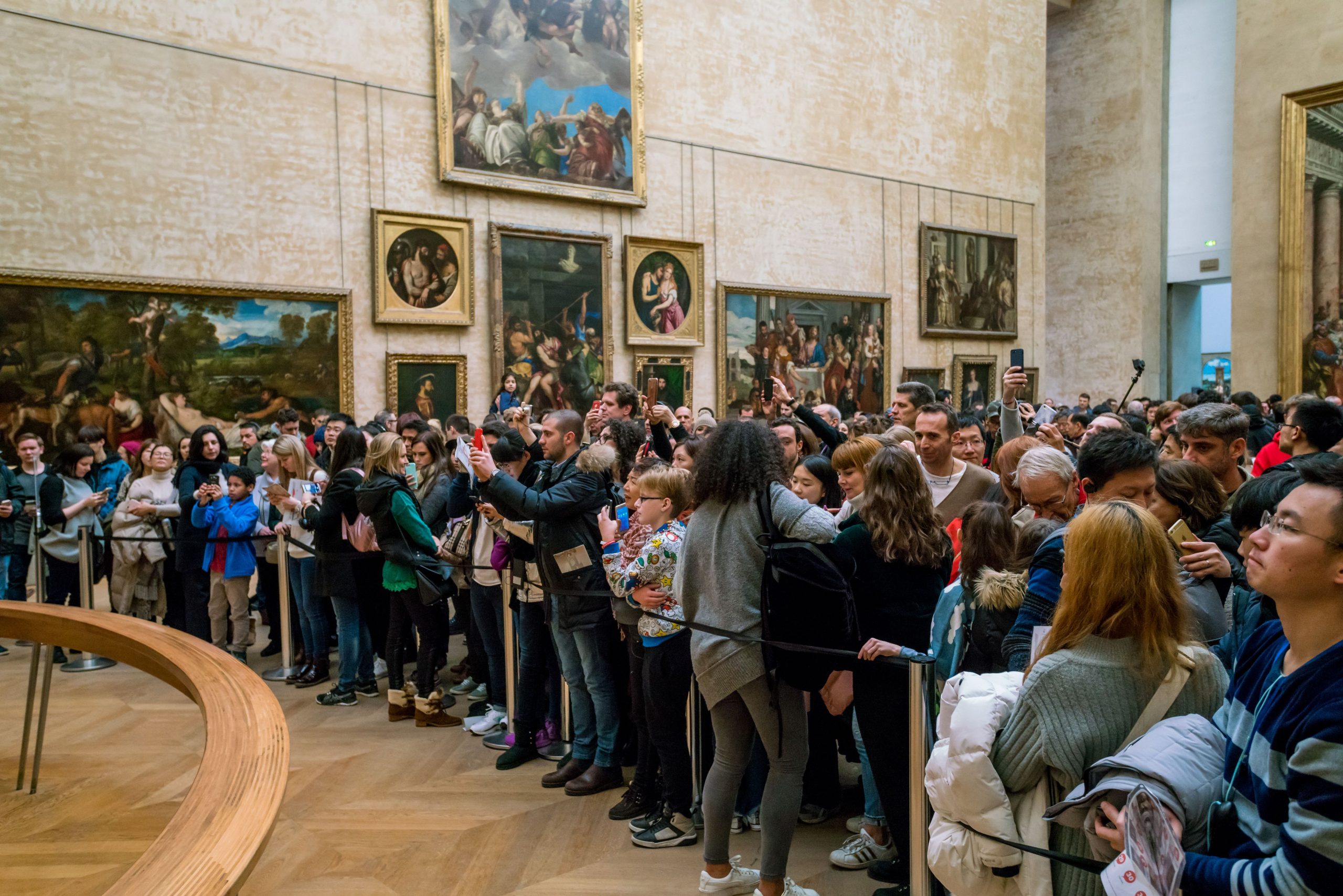 `` Marre '' avec des foules murales au Louvre, les visiteurs viennent de ne plus jamais revenir
