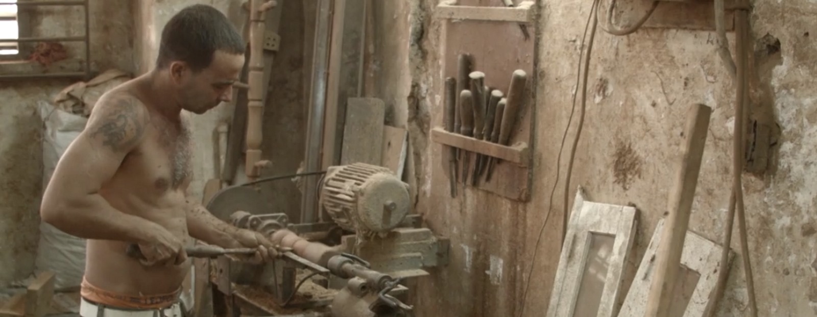 Cuba Video: un falegname locale nel seminario dell'Avana dell'Avana Noel è stato anche un ritrovo per tassisti, venditori ambulanti e galli. Spazi come questo accadono naturalmente: non puoi crearli.