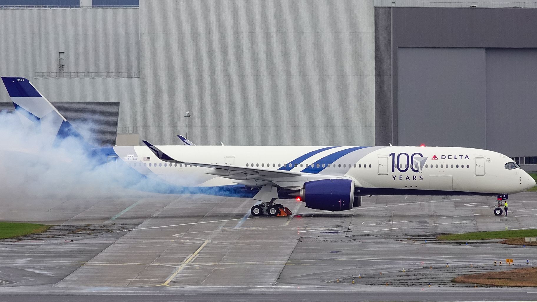 Manchado: la nueva librea Airbus A350-900 de Delta Air Lines en librea especial "100 años"