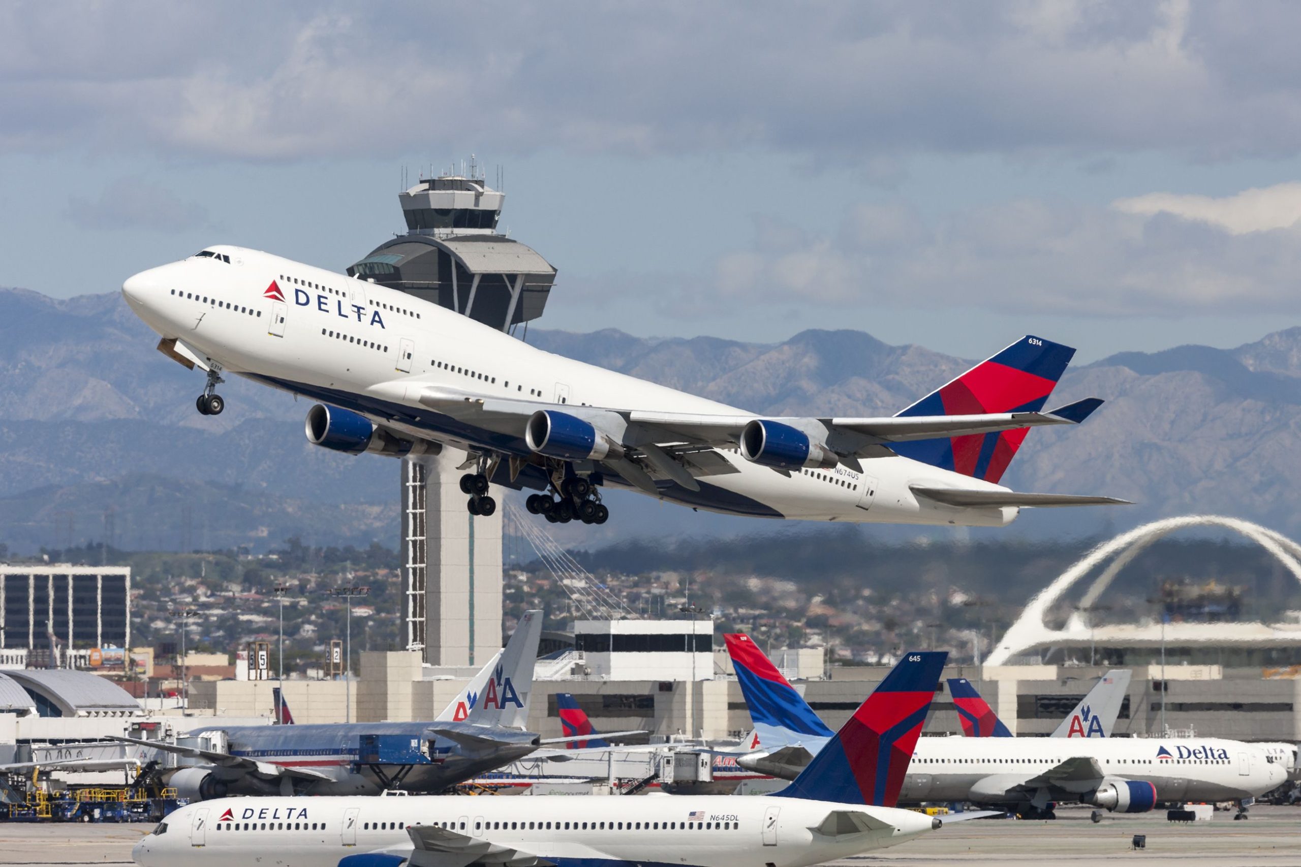 Quase colisão no LAX entre jato particular carregando o time de basquete masculino da Universidade Gonzaga e o avião de passageiros da Delta