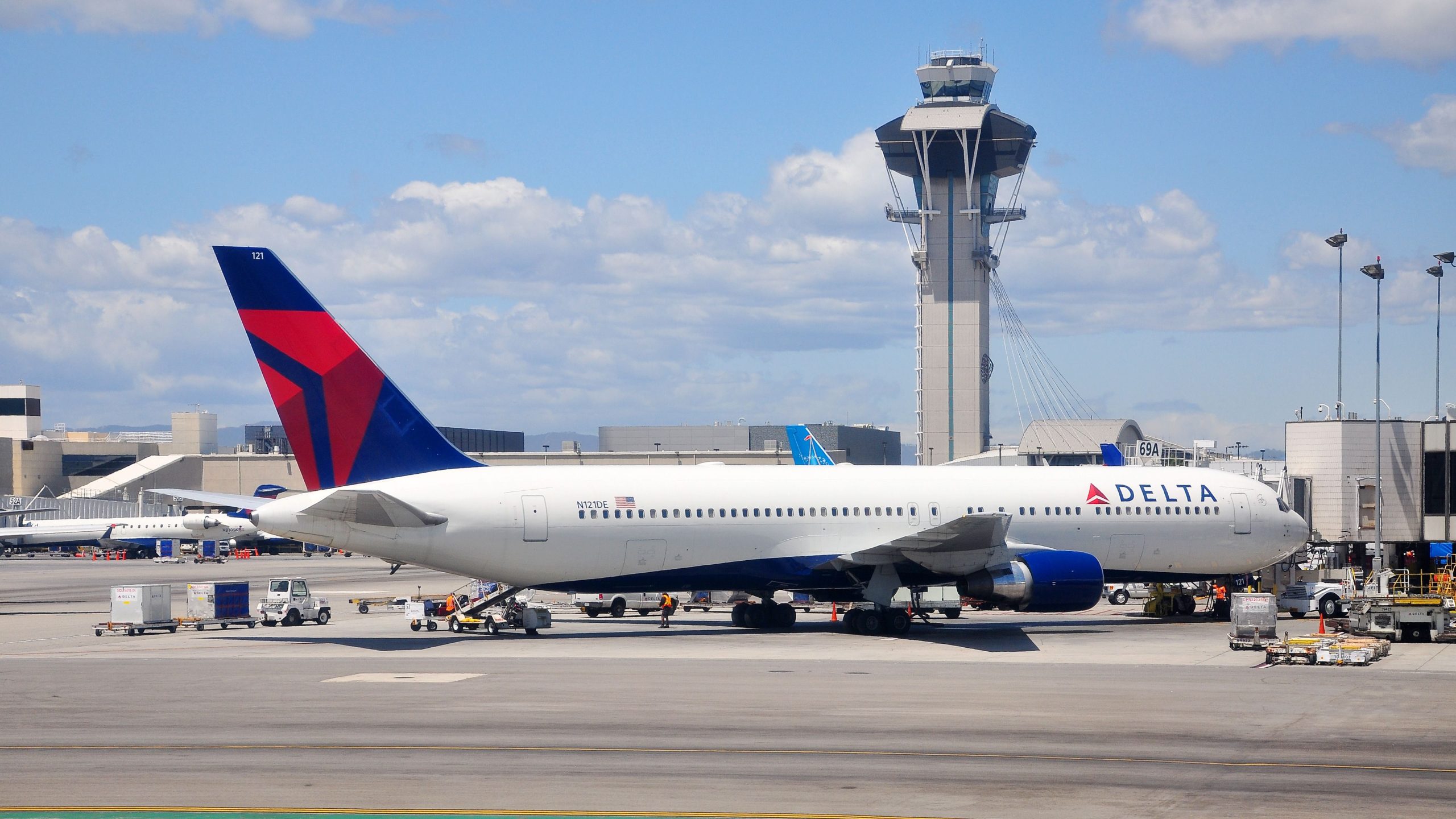 Buttigieg repousse la revendication du PDG de Delta de «dépassement» dans les protections des passagers