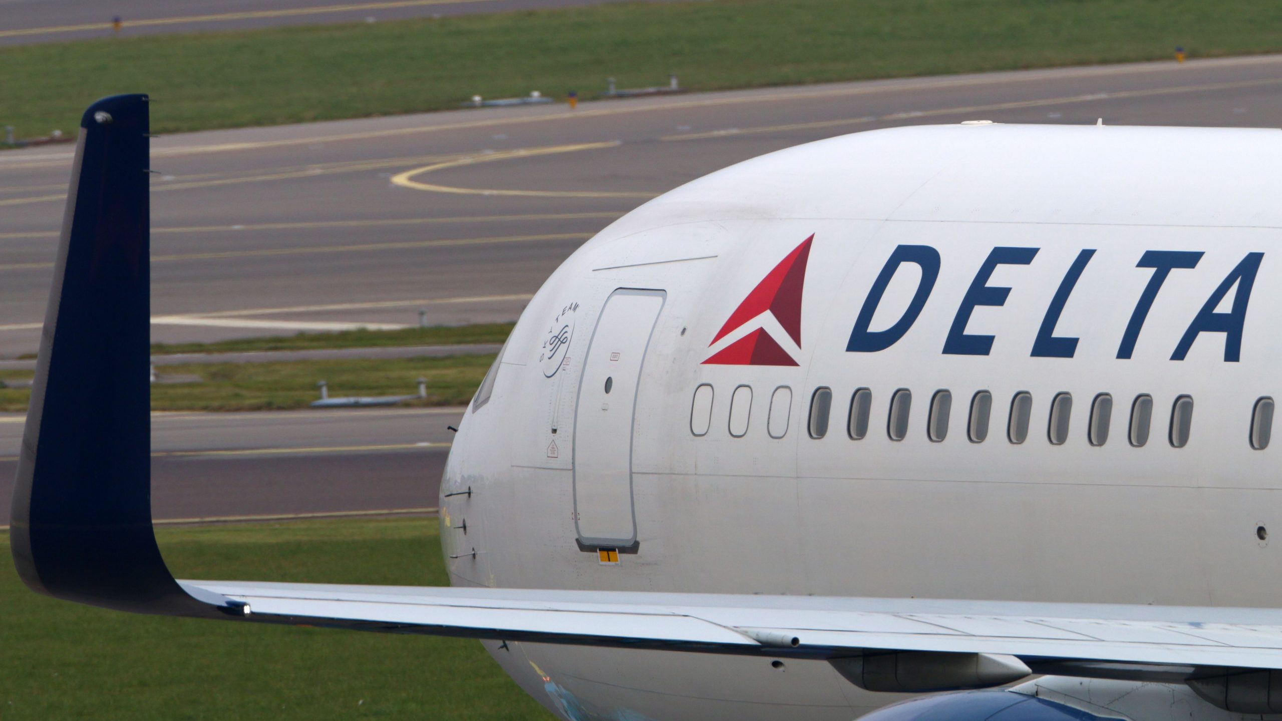 Delta Air Lines espera que la fuerte demanda de viajes continúe después del año récord