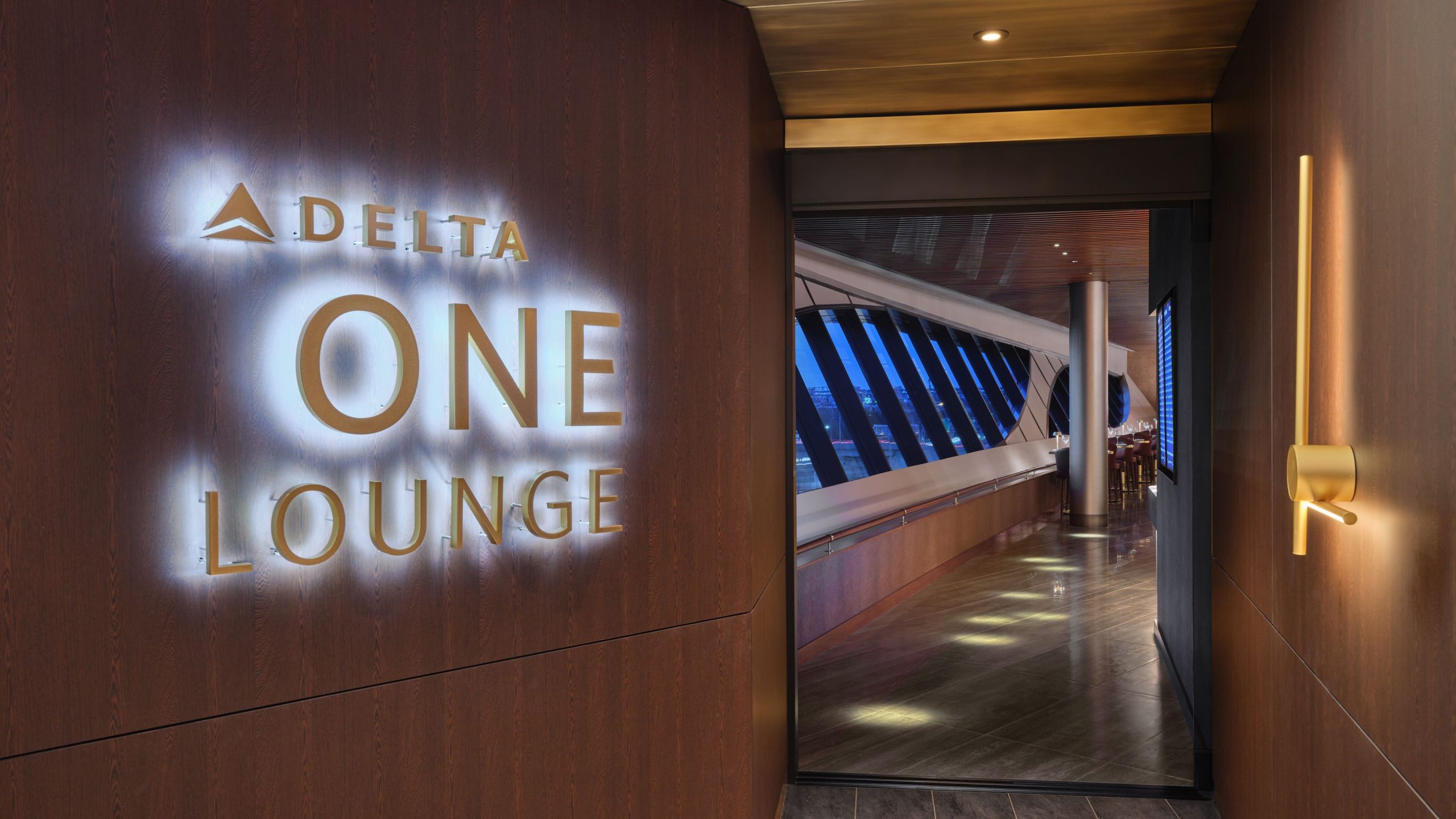 Maintenant ouvert: Delta One Lounge à l'aéroport de Boston Logan propose un thème maritime élégant et une cuisine raffinée