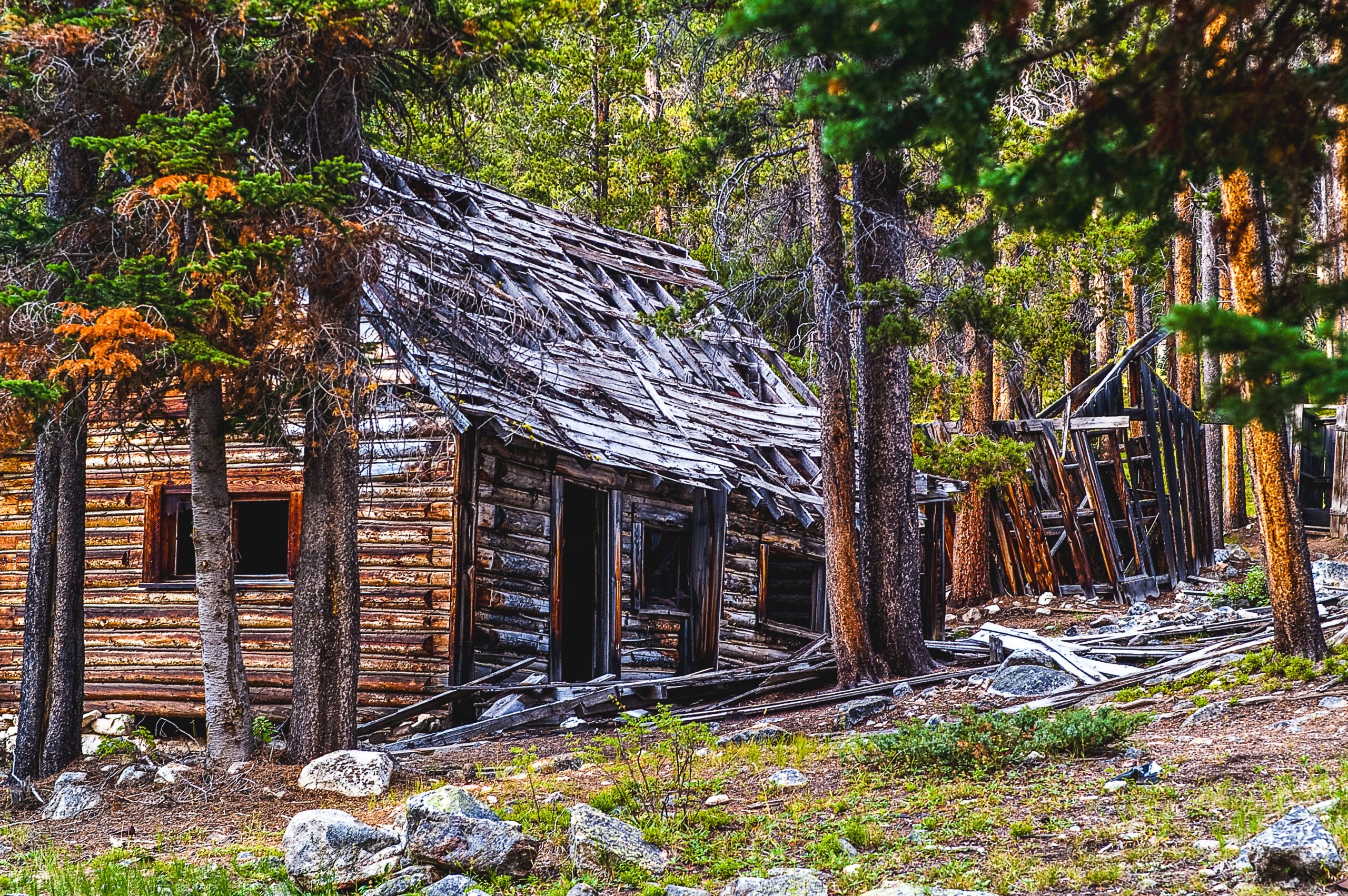 Escondido nas montanhas cênicas de Montana é uma cidade fantasma secreta que você pode dirigir facilmente e caminhar para