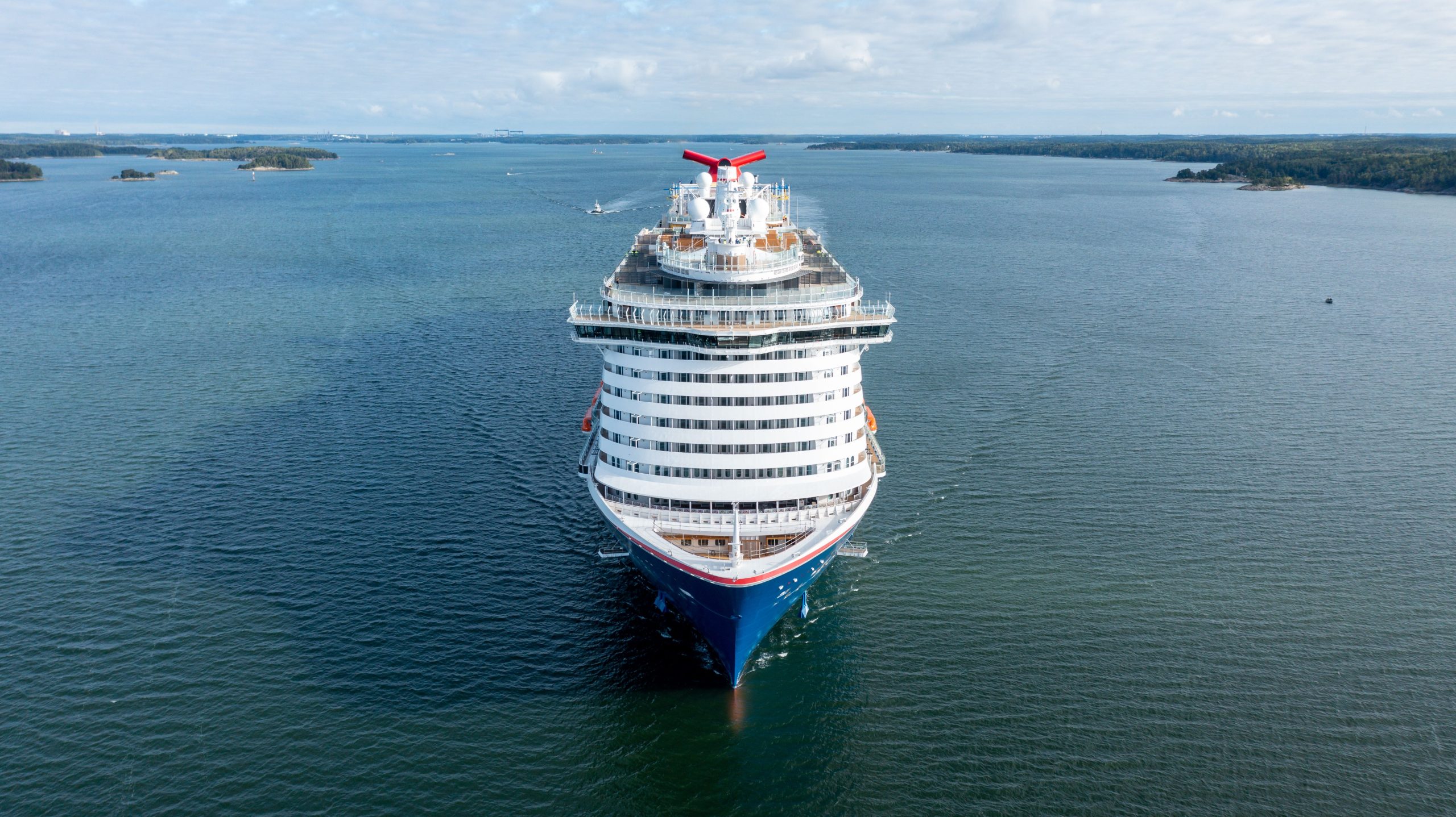 Les passagers de la croisière de carnaval se réchauffent sur un débat de mode formel