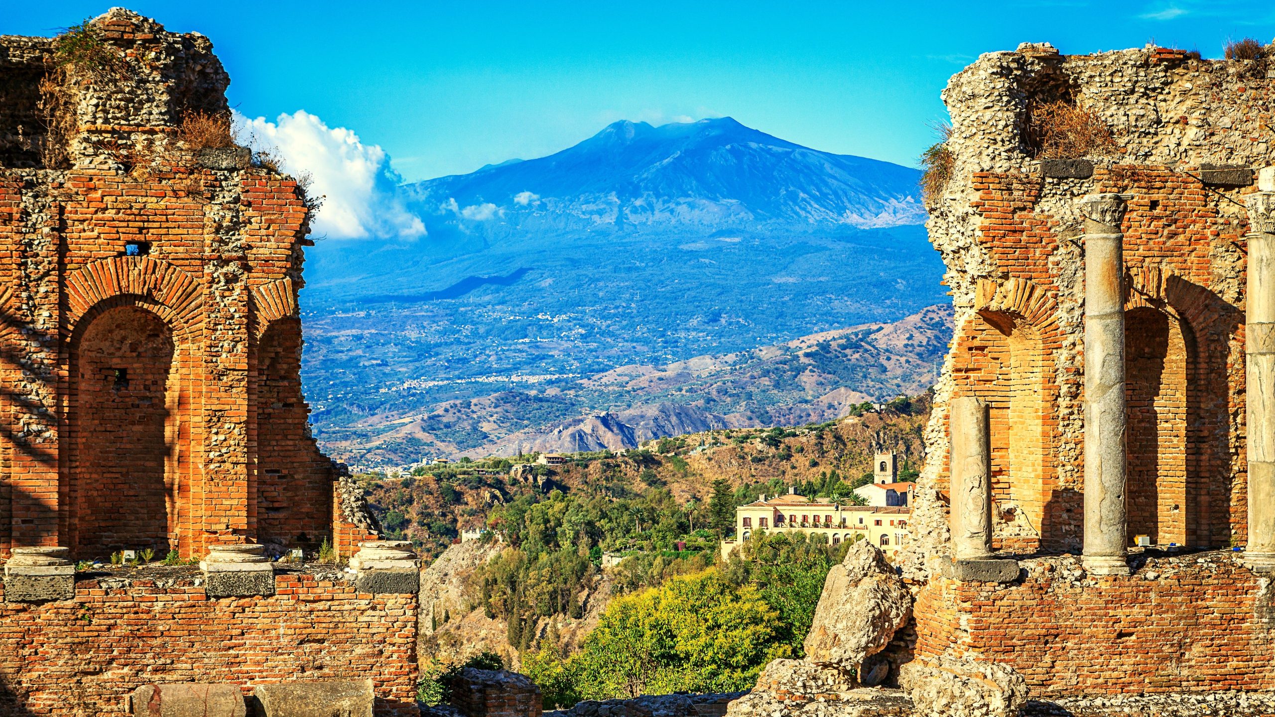 Questo è il vulcano più alto dell'Europa (ed è volatile)