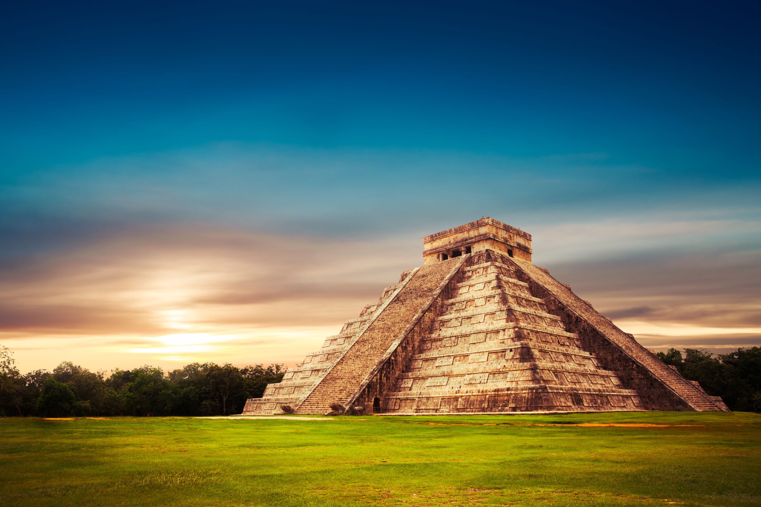 Un turista è stato attaccato dalla gente del posto e arrestato dopo aver scalato un'antica piramide Maya