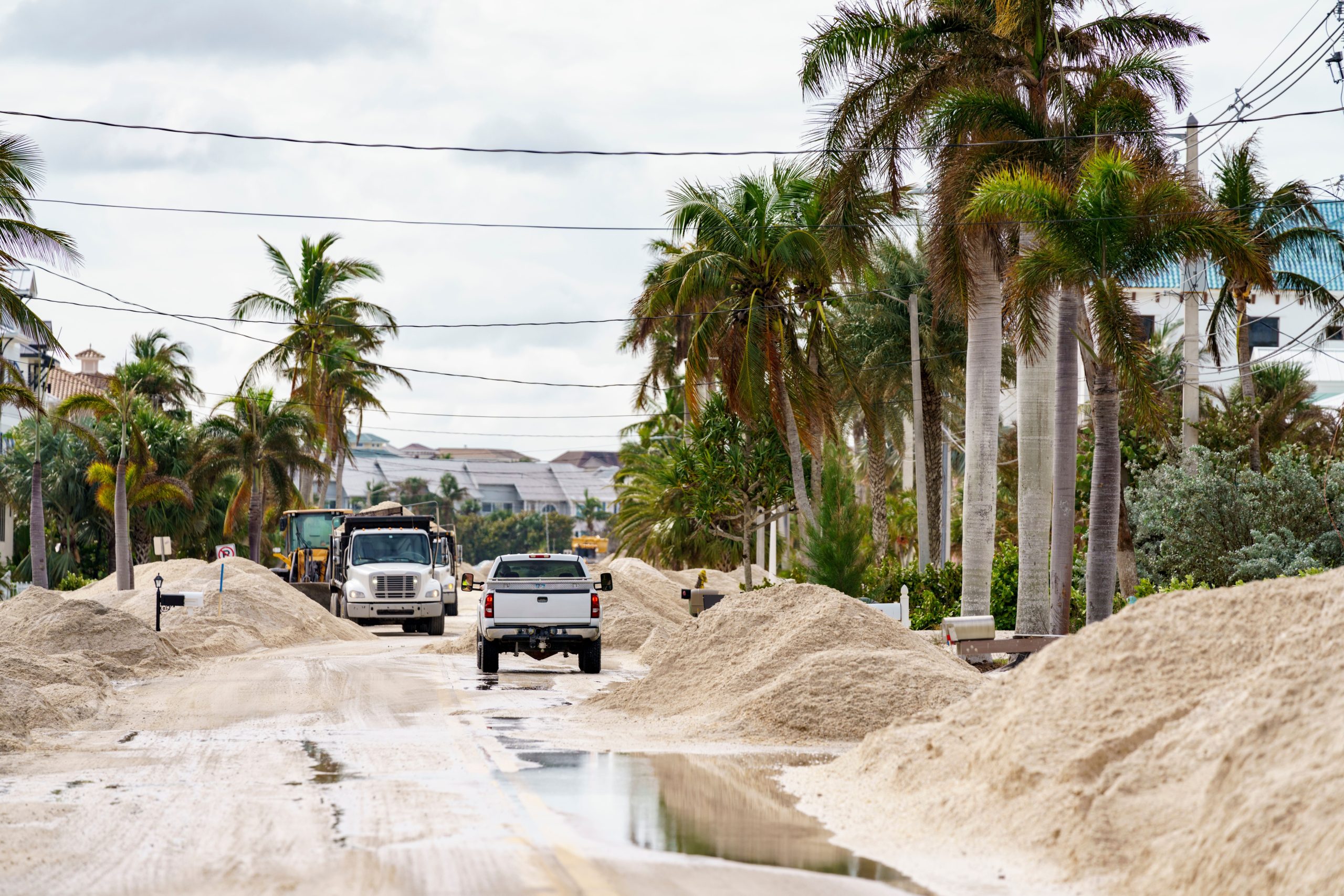 Les ouragans récents de la Floride n'ont pas enterré des propriétés dans la boue: ses montagnes de sable qui ont tout englouti