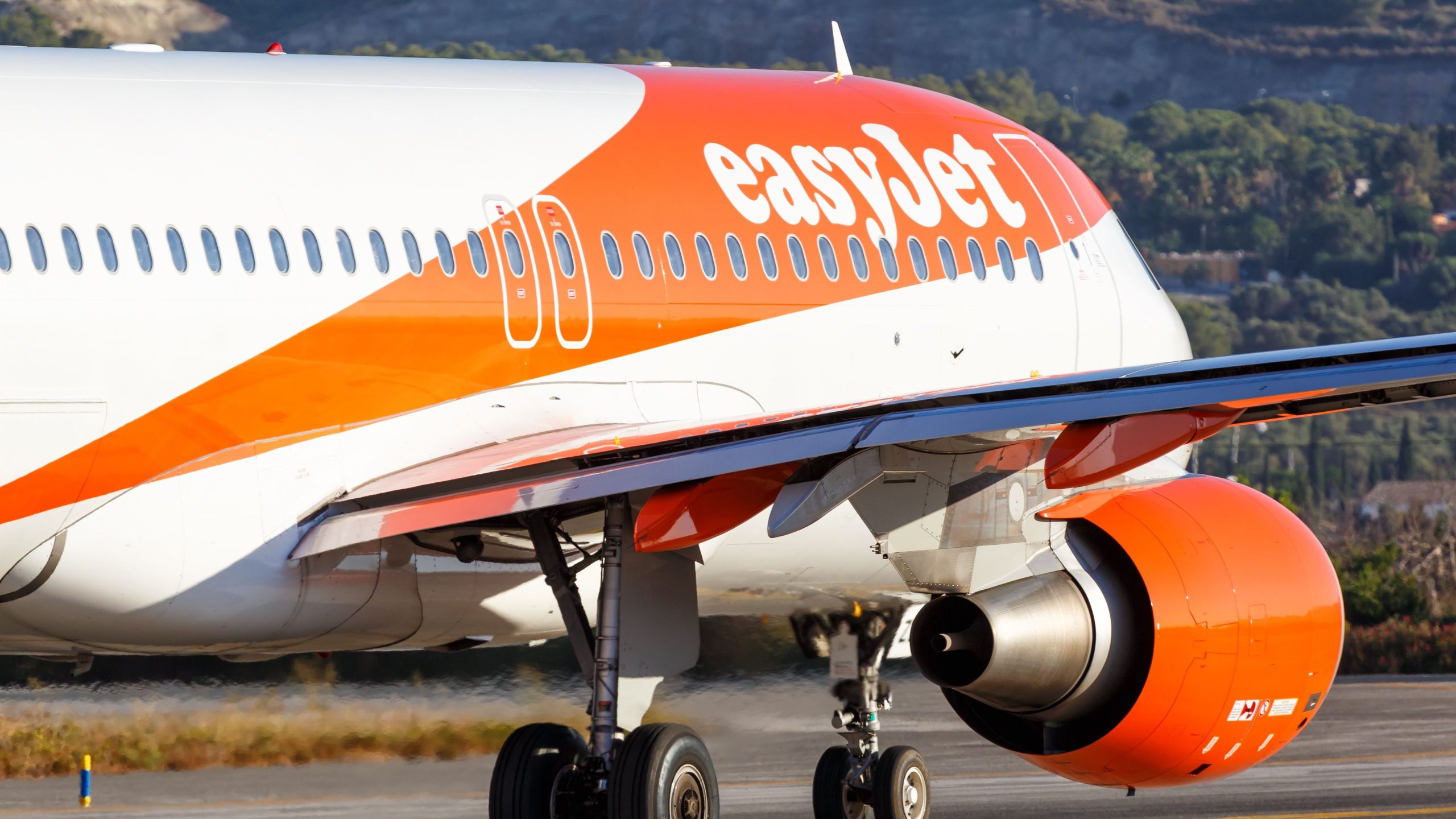 Perto de colisão: EasyJet Airbus A320 evita bater no veículo na pista do aeroporto de Pristina durante a decolagem