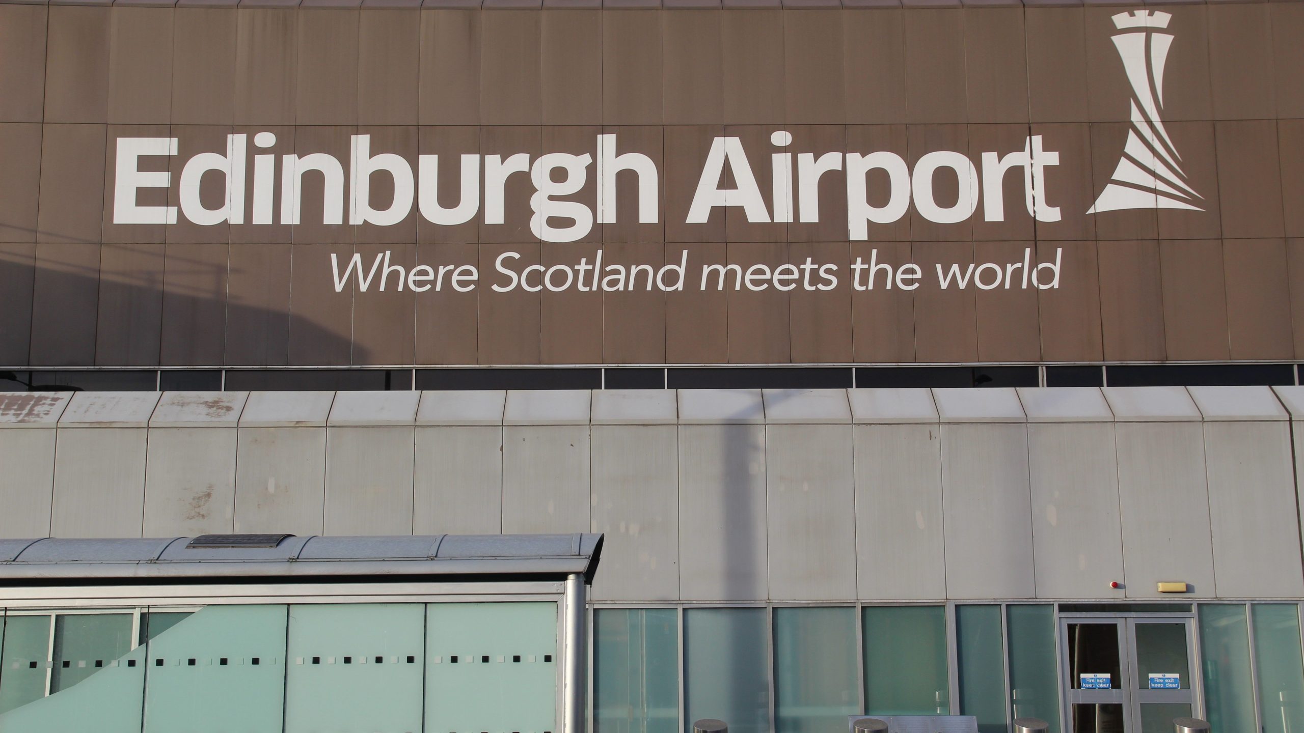 Aeropuerto de Edimburgo rehomes de manera segura enjambre de abejas después de 'aterrizaje no autorizado'