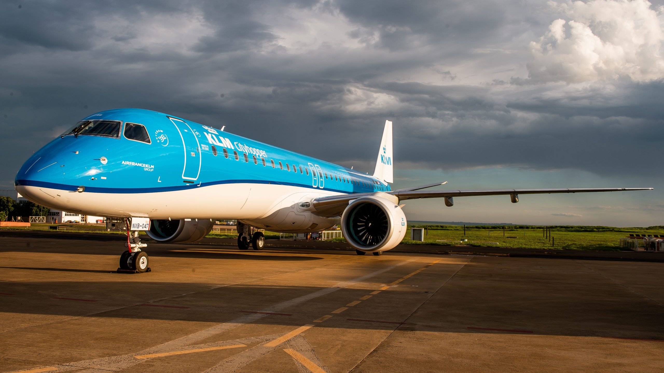 KLM Parks Cityhopper Embraer E195-E2 à Twente Airport pour traiter les problèmes de moteur Pratt &amp; Whitney